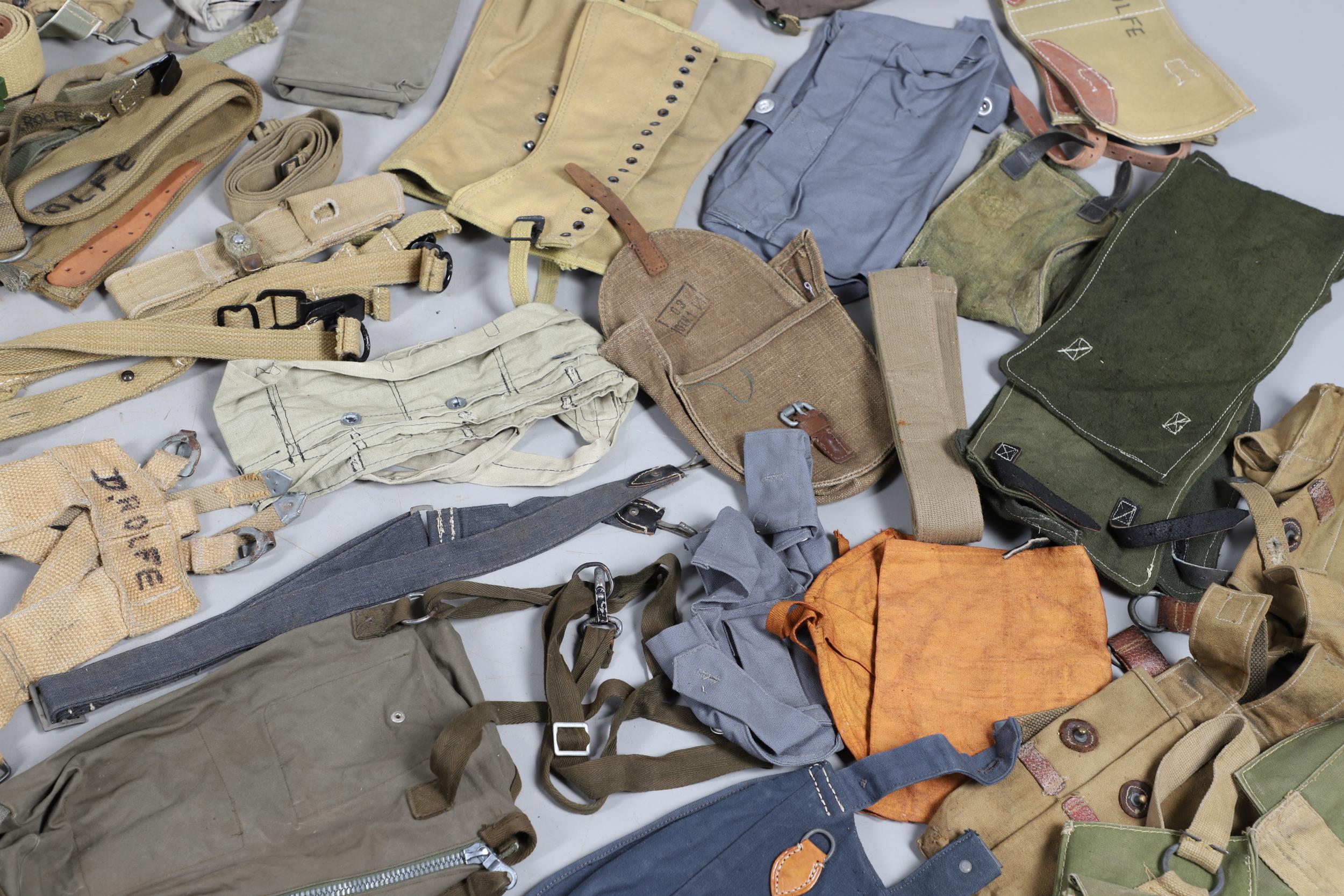 A LARGE COLLECTION OF WEBBING BELTS, KNEE PADS AND OTHER UNIFORM ITEMS, SECOND WORLD WAR AND LATER. - Bild 16 aus 28