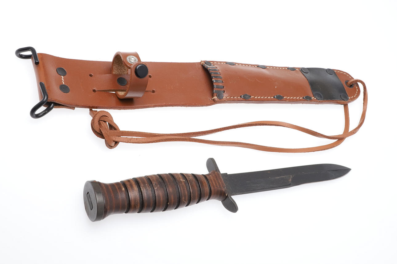 TWO SECOND WORLD 'SPIKE' BAYONETS, TWO FIGHTING KNIVES AND A LEBEL BAYONET. - Image 2 of 14