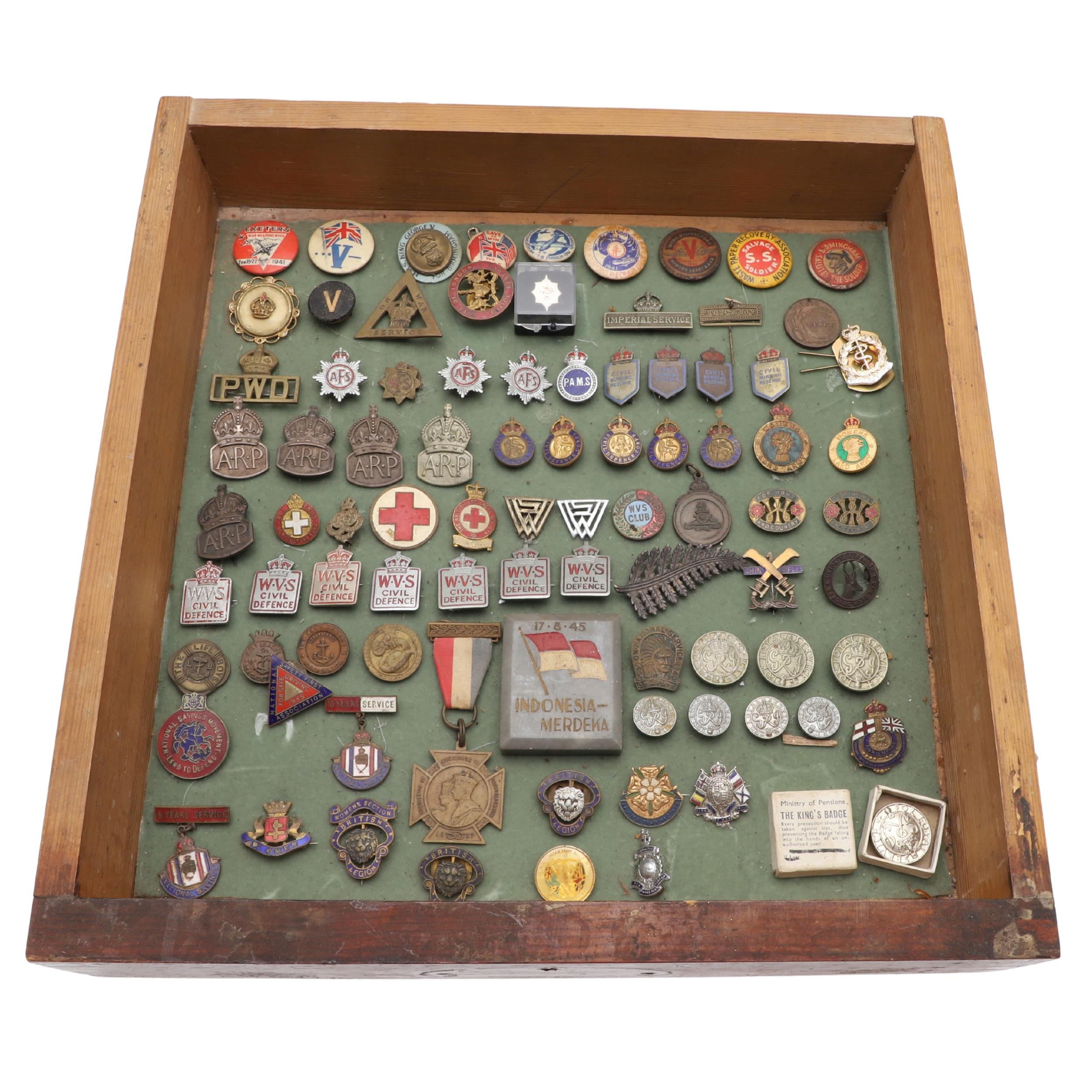 AN INTERESTING COLLECTION OF MILITARY RELATED ENAMEL AND SIMILAR BADGES.