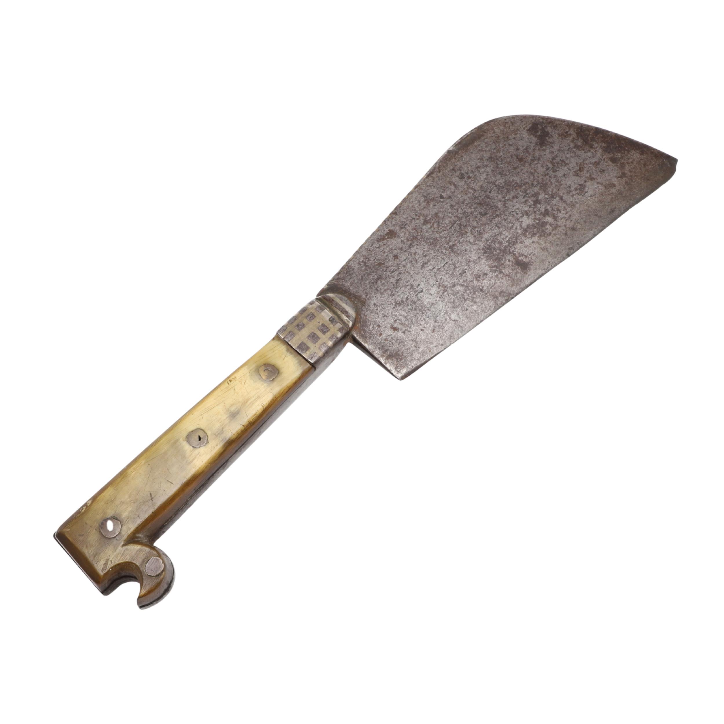 AN UNUSUAL 19TH CENTURY INDIAN HAND AXE OR KNIFE.