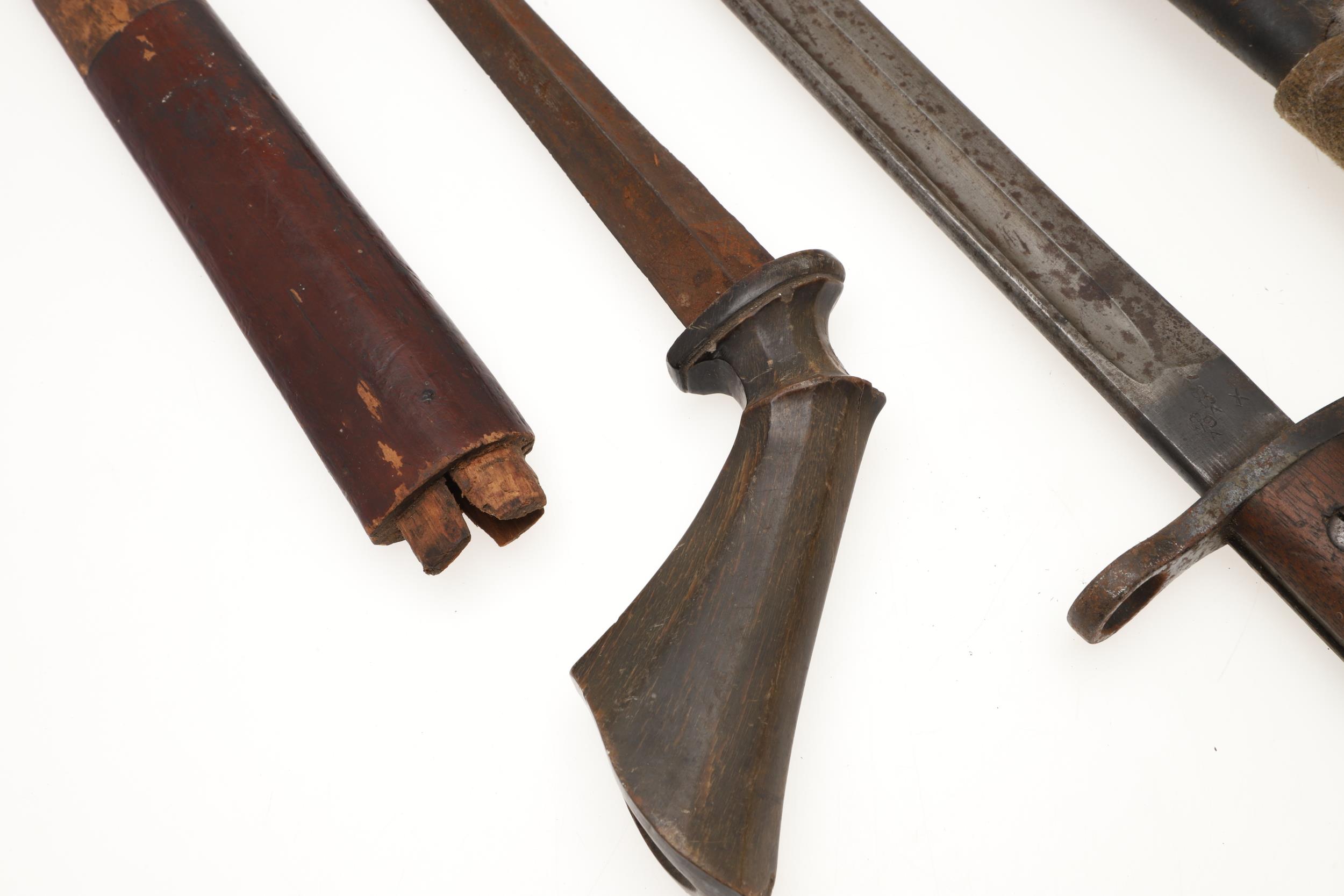 A 1913 PATTERN BAYONET AND A HORN HANDLED KNIFE. - Image 11 of 12