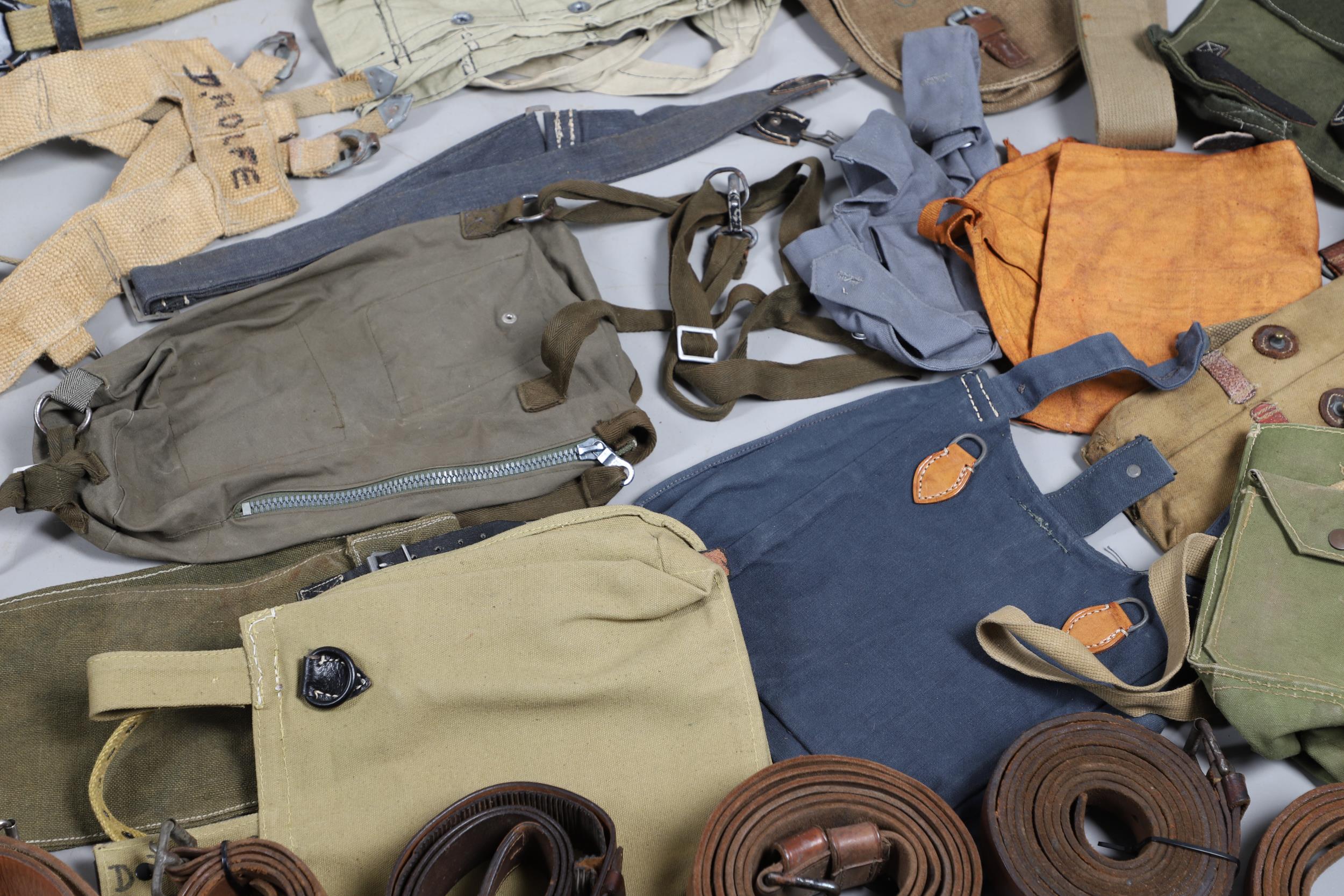 A LARGE COLLECTION OF WEBBING BELTS, KNEE PADS AND OTHER UNIFORM ITEMS, SECOND WORLD WAR AND LATER. - Bild 20 aus 28