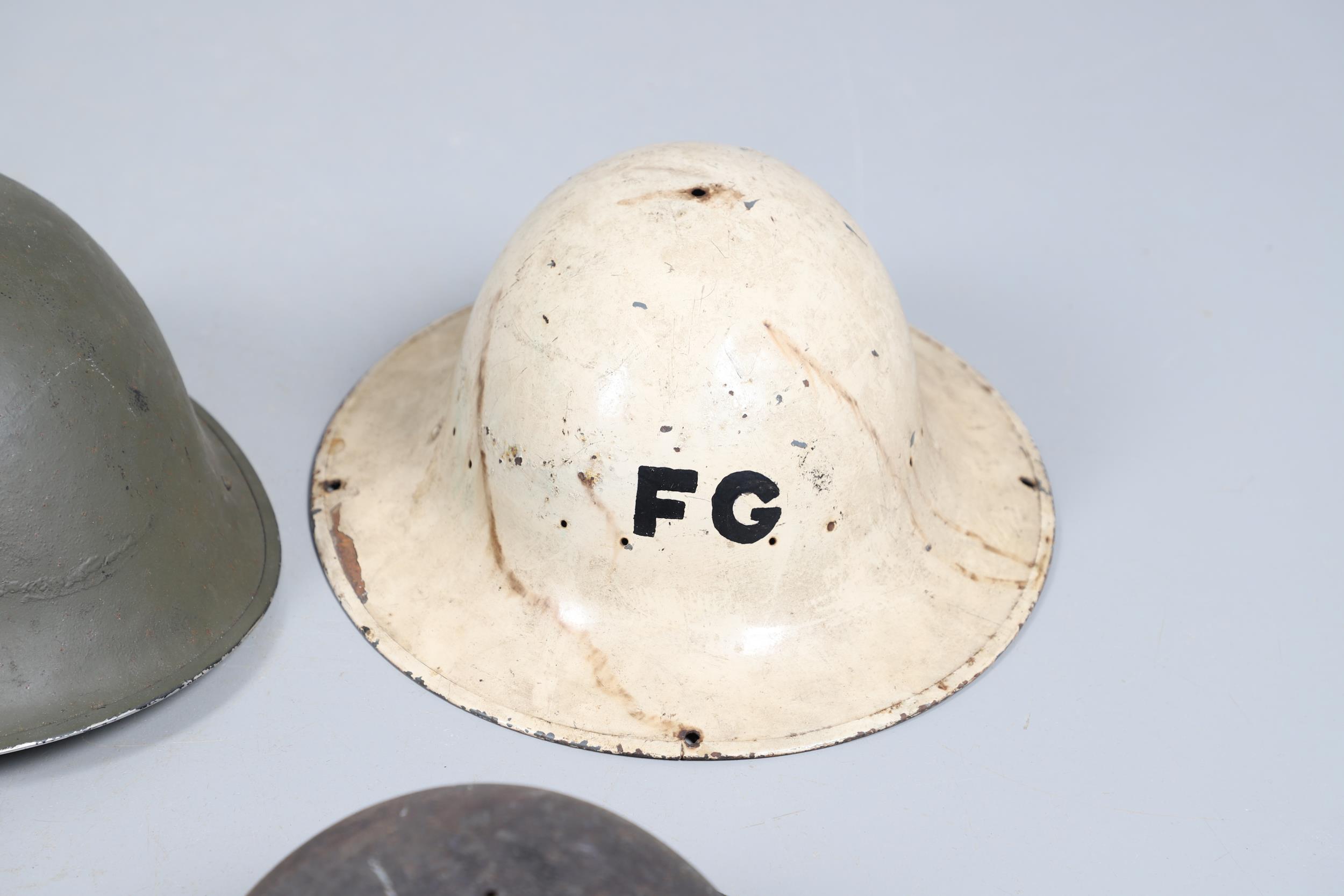 A COLLECTION OF SECOND WORLD WAR HOME FRONT HELMETS. - Bild 3 aus 17