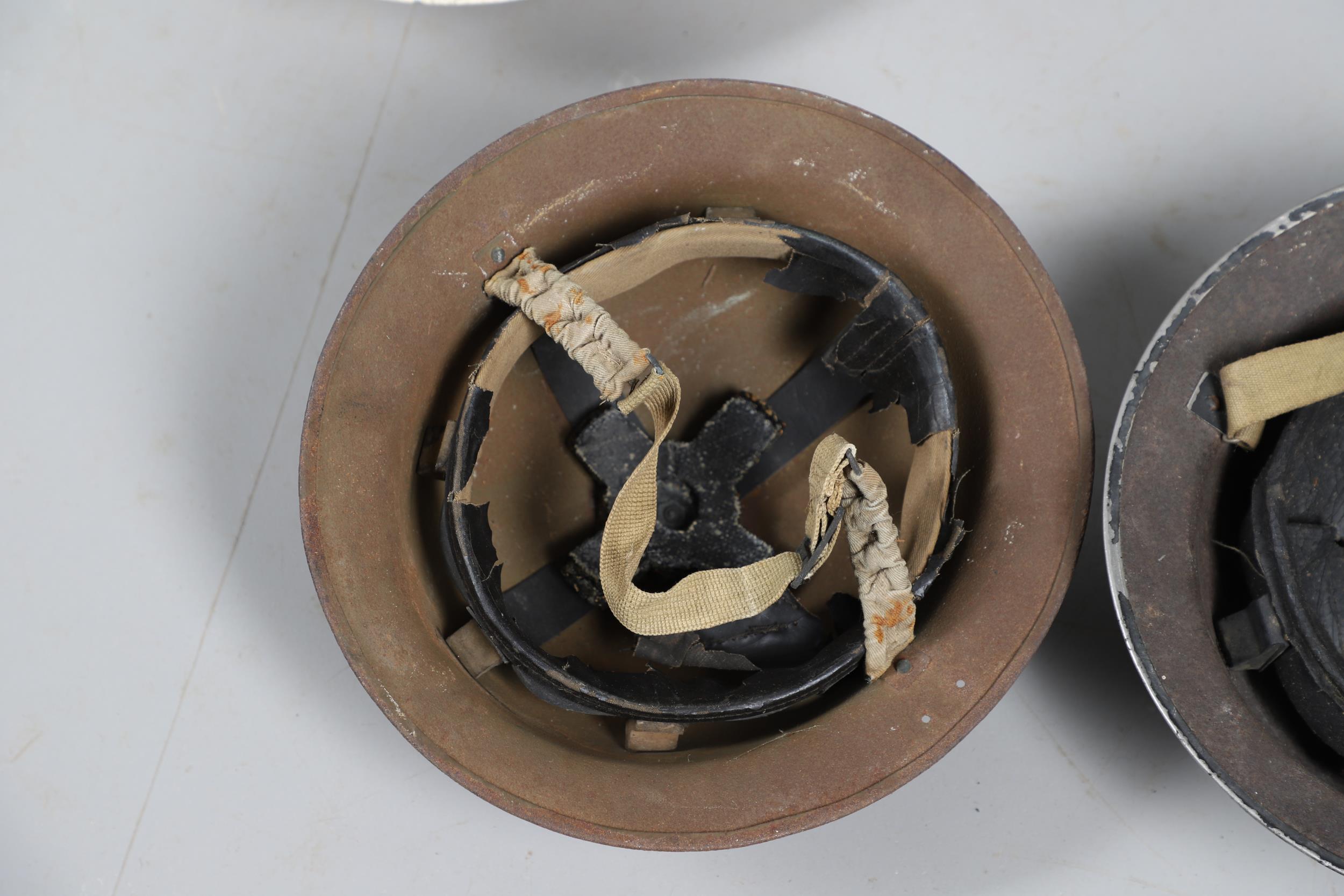 A COLLECTION OF SECOND WORLD WAR HOME FRONT HELMETS. - Bild 11 aus 17