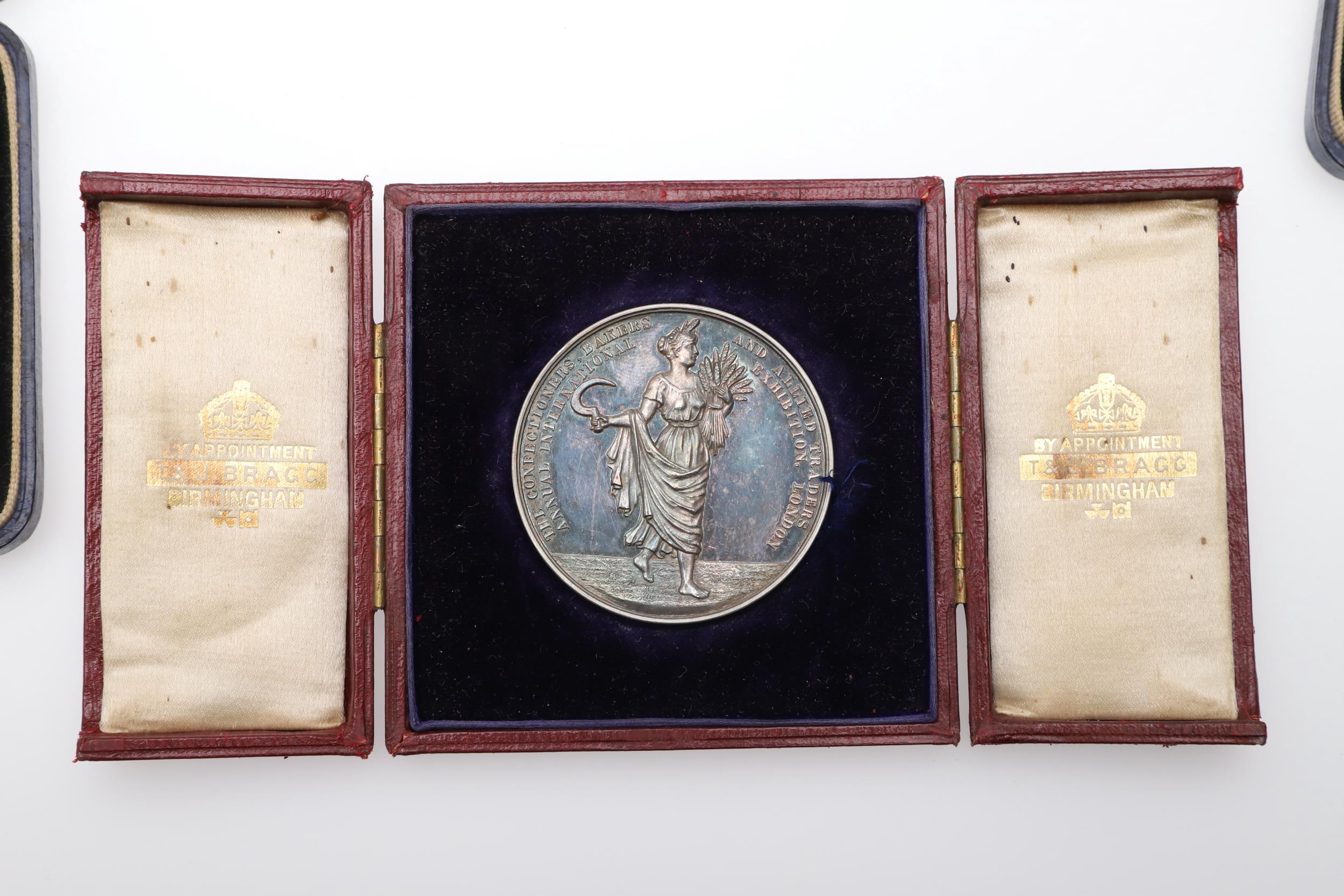A SILVER PRESENTATION MEDAL FROM THE CONFECTIONERS AND BAKERS EXHIBITION AND TWO OTHERS. - Bild 3 aus 5