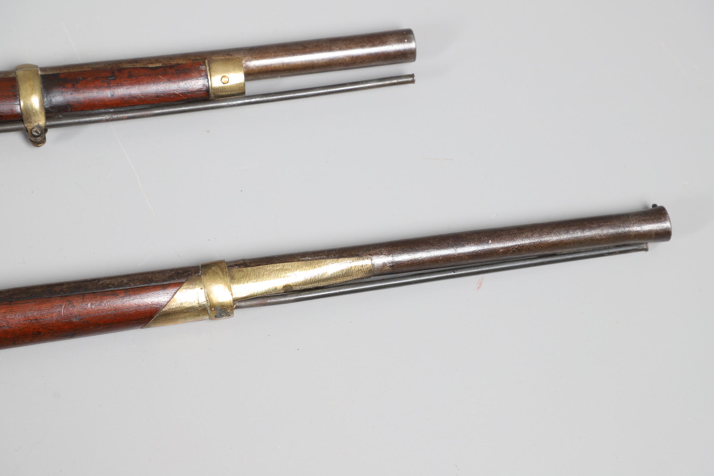 A 19TH CENTURY ENFIELD TYPE PERCUSSION FIRING RIFLE AND ANOTHER SIMILAR. - Bild 11 aus 22