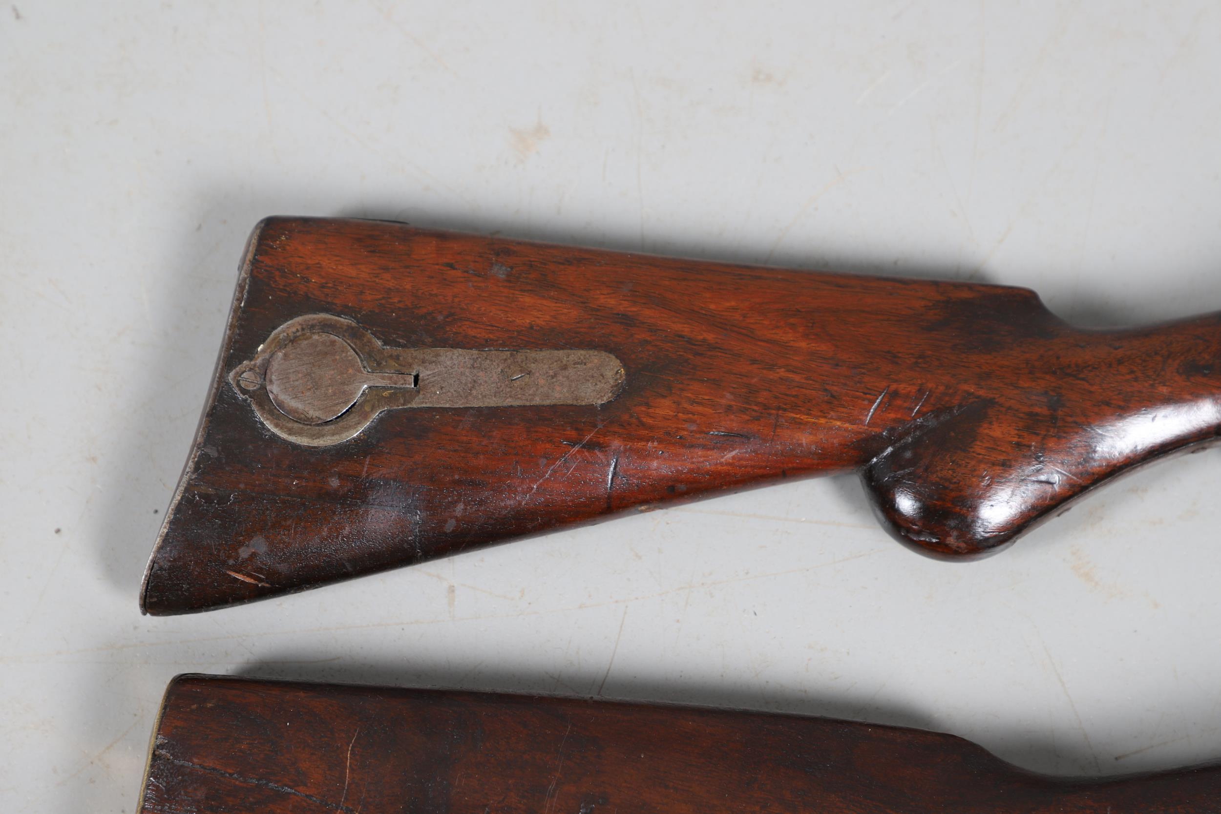 A 19TH CENTURY ENFIELD TYPE PERCUSSION FIRING RIFLE AND ANOTHER SIMILAR. - Bild 3 aus 22