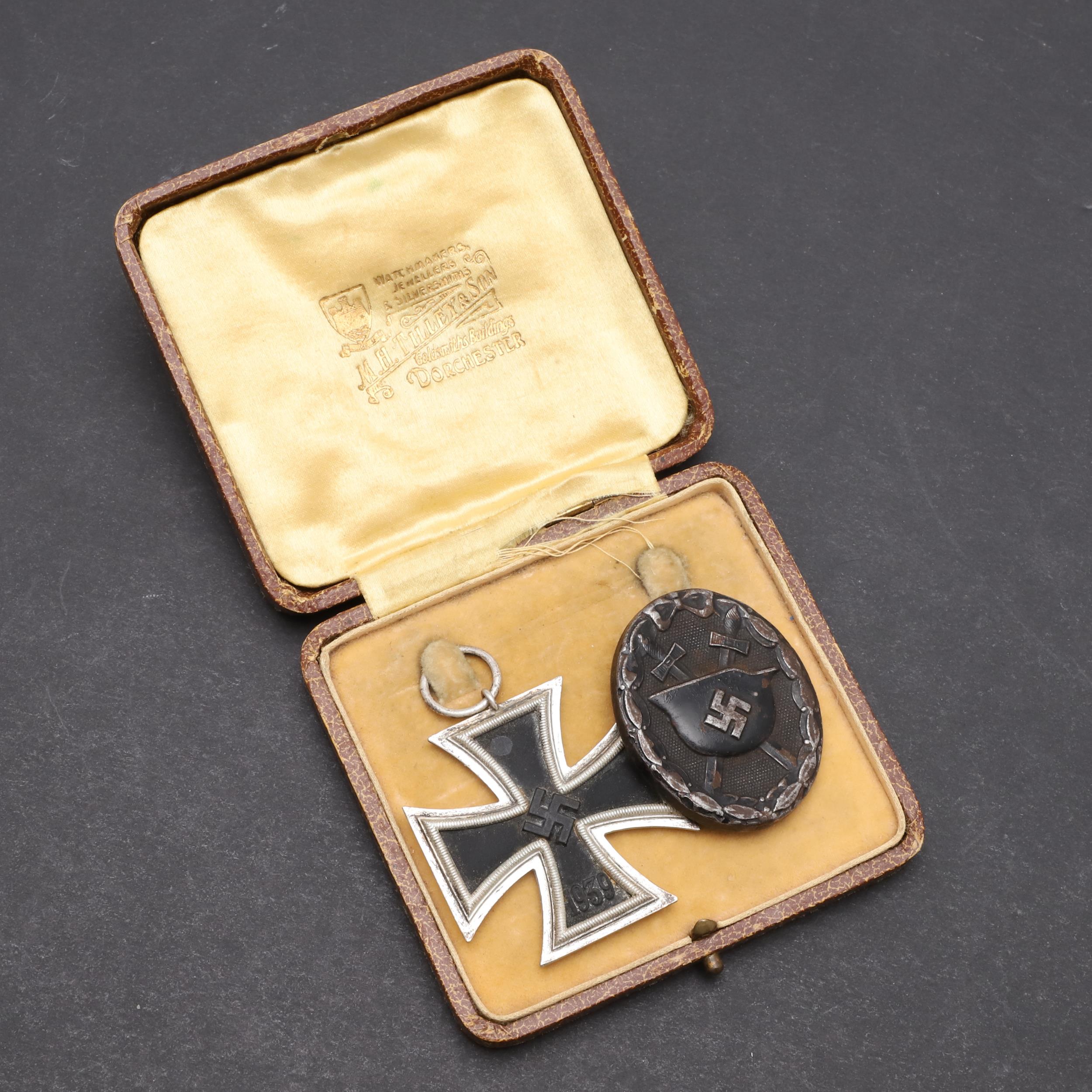 A SECOND WORLD WAR GERMAN WOUND BADGE AND AN IRON CROSS. - Bild 3 aus 4