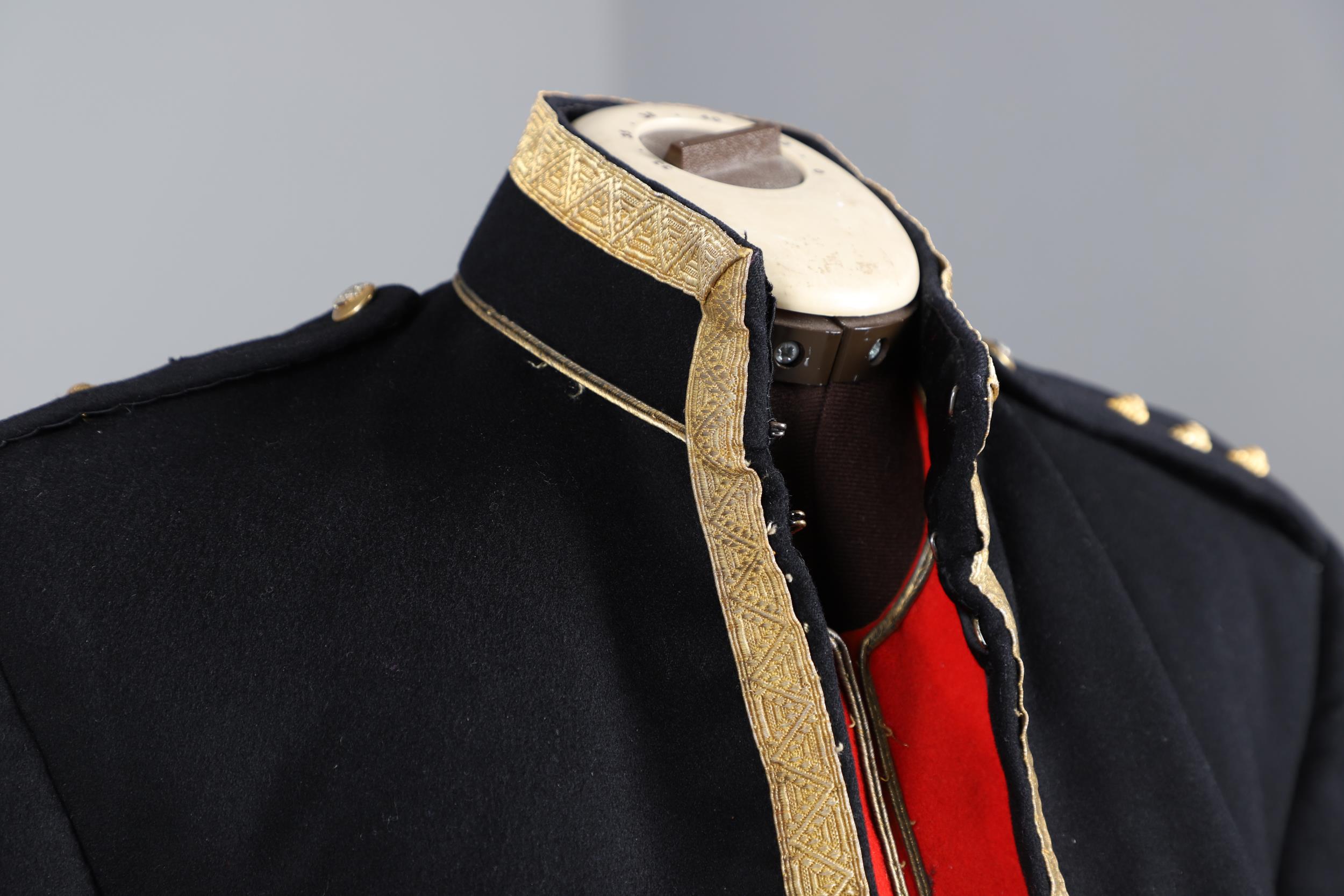 A POST SECOND WORLD WAR MESS JACKET AND BLUES UNIFORM FOR THE 15/19TH HUSSARS. - Bild 17 aus 34