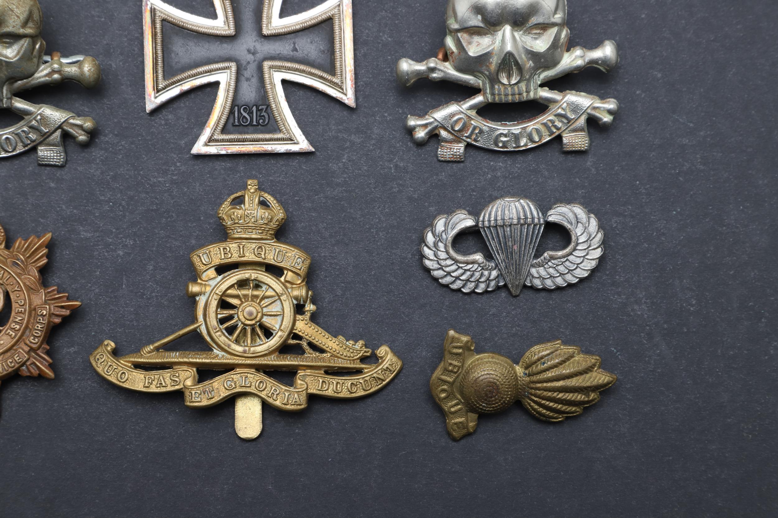 A COLLECTION OF SECOND WORLD WAR GERMAN AND BRITISH BADGES TO INCLUDE A WOUND BADGE. - Image 7 of 9