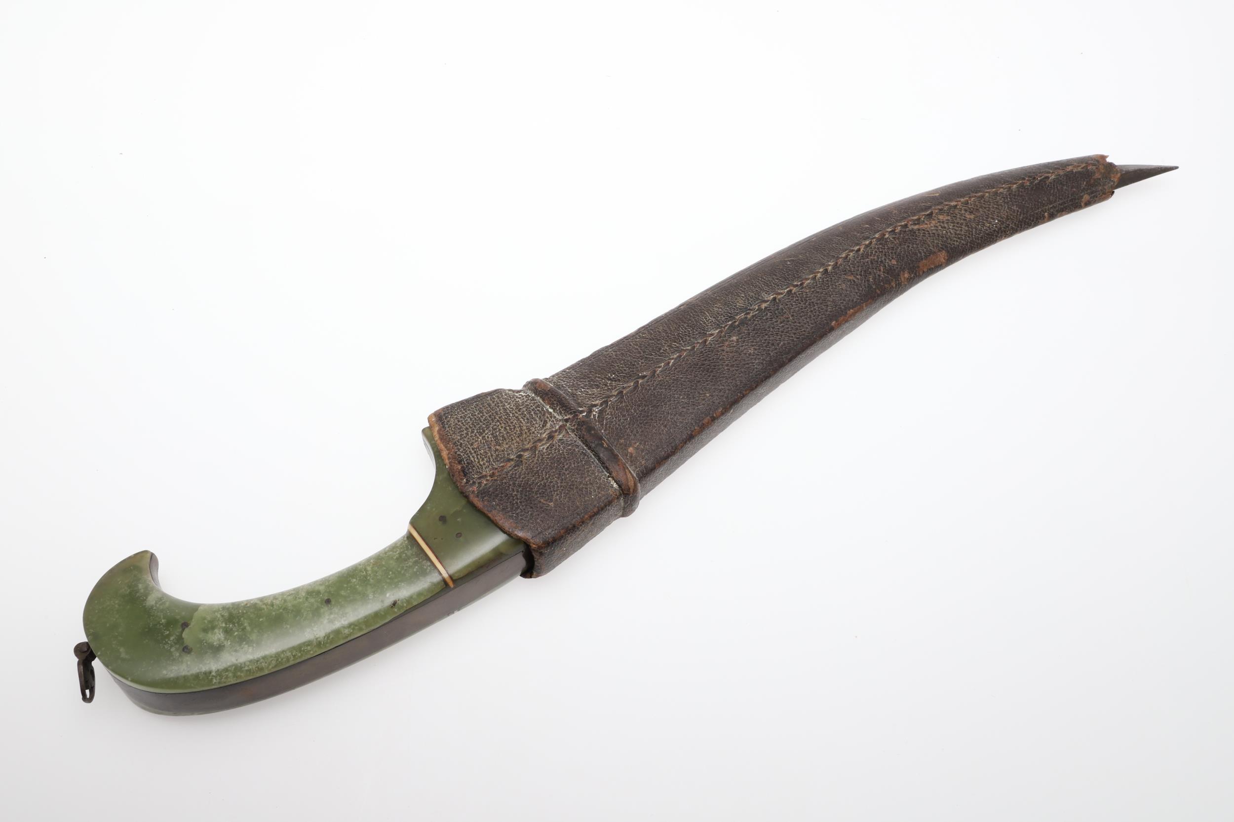 A FINE NORTH INDIAN 19TH CENTURY JADE HANDLED PESH KABZ KNIFE AND SCABBARD. - Image 10 of 11