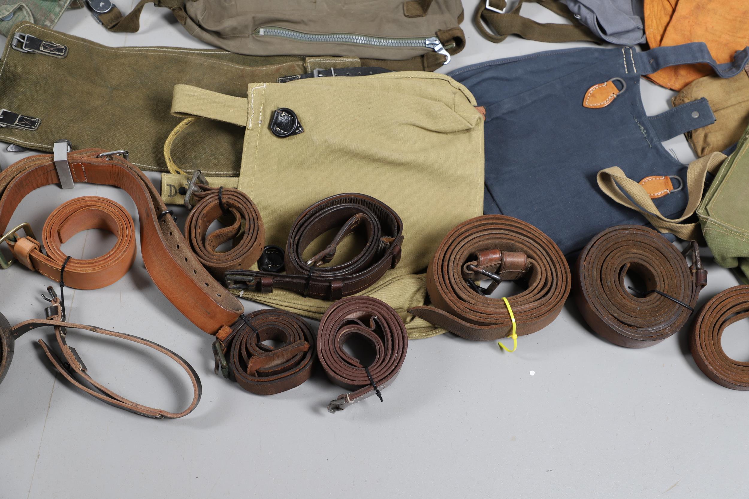 A LARGE COLLECTION OF WEBBING BELTS, KNEE PADS AND OTHER UNIFORM ITEMS, SECOND WORLD WAR AND LATER. - Bild 26 aus 28