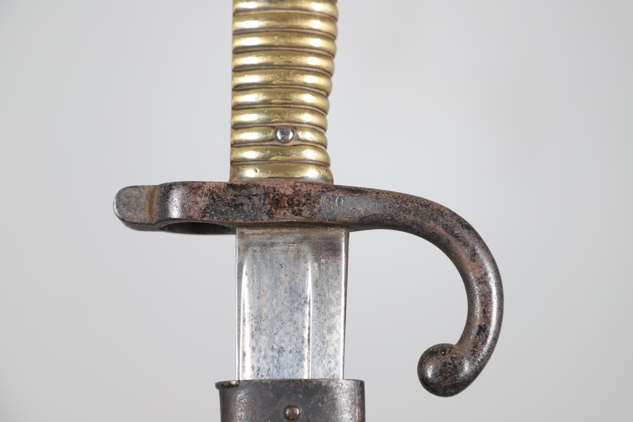 A 19TH CENTURY FRENCH CHASSEPOT BAYONET AND SCABBARD BY A SCARCE MANUFACTURER. - Bild 4 aus 12