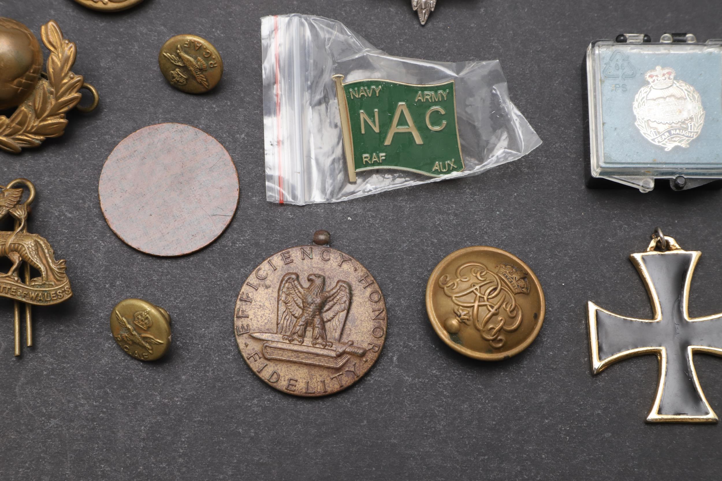 AN INTERESTING COLLECTION OF MILITARY BADGES, BUTTONS AND INSIGNIA. - Image 7 of 9