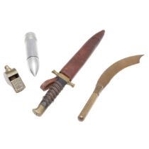 A FIRST WORLD WAR OFFICER'S PRIVATE PURCHASE DAGGER AND OTHER ITEMS.