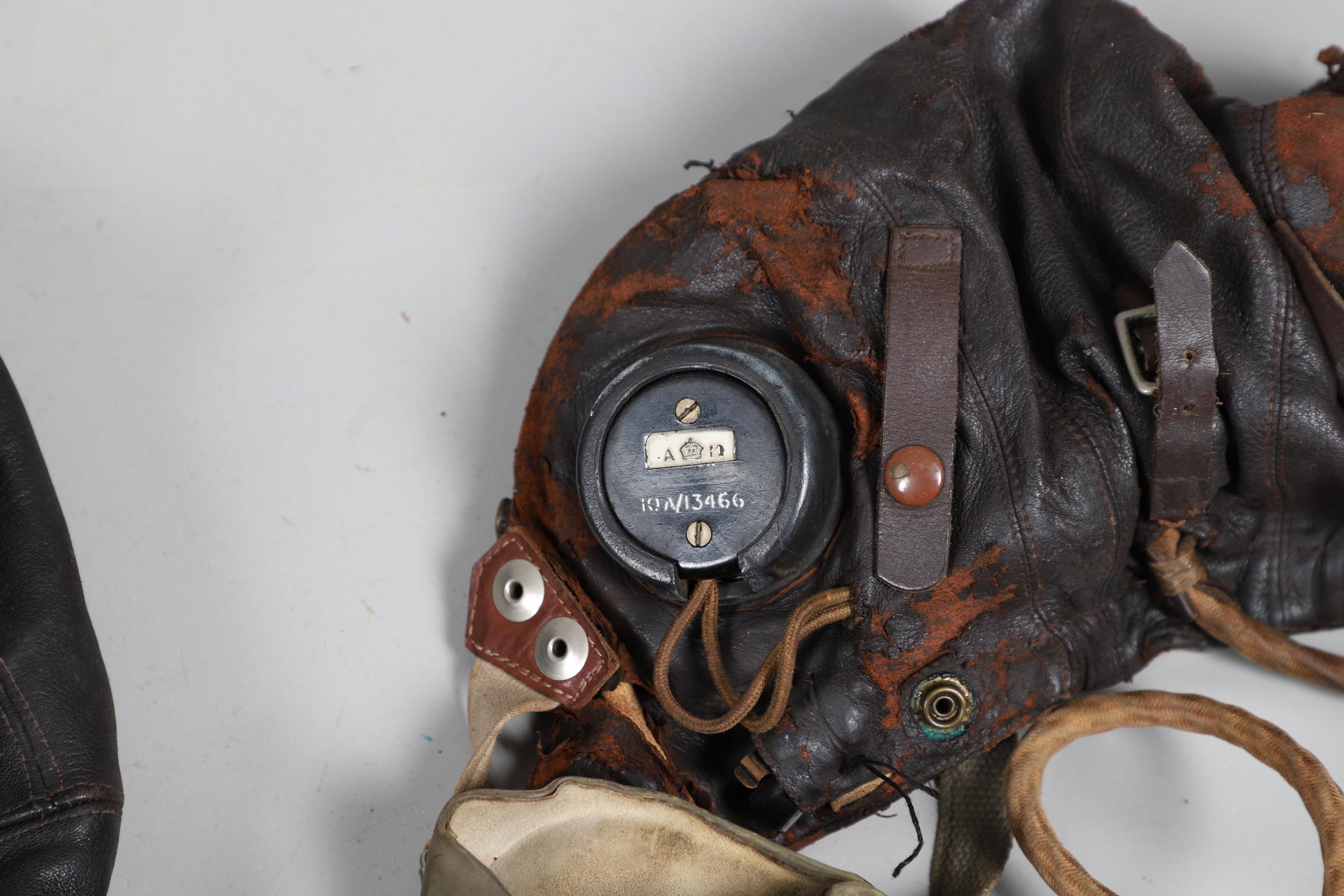 A SECOND WORLD WAR TYPE-C FLYING HELMET GOGGLES AND COMMUNICATIONS MASK. - Bild 16 aus 17