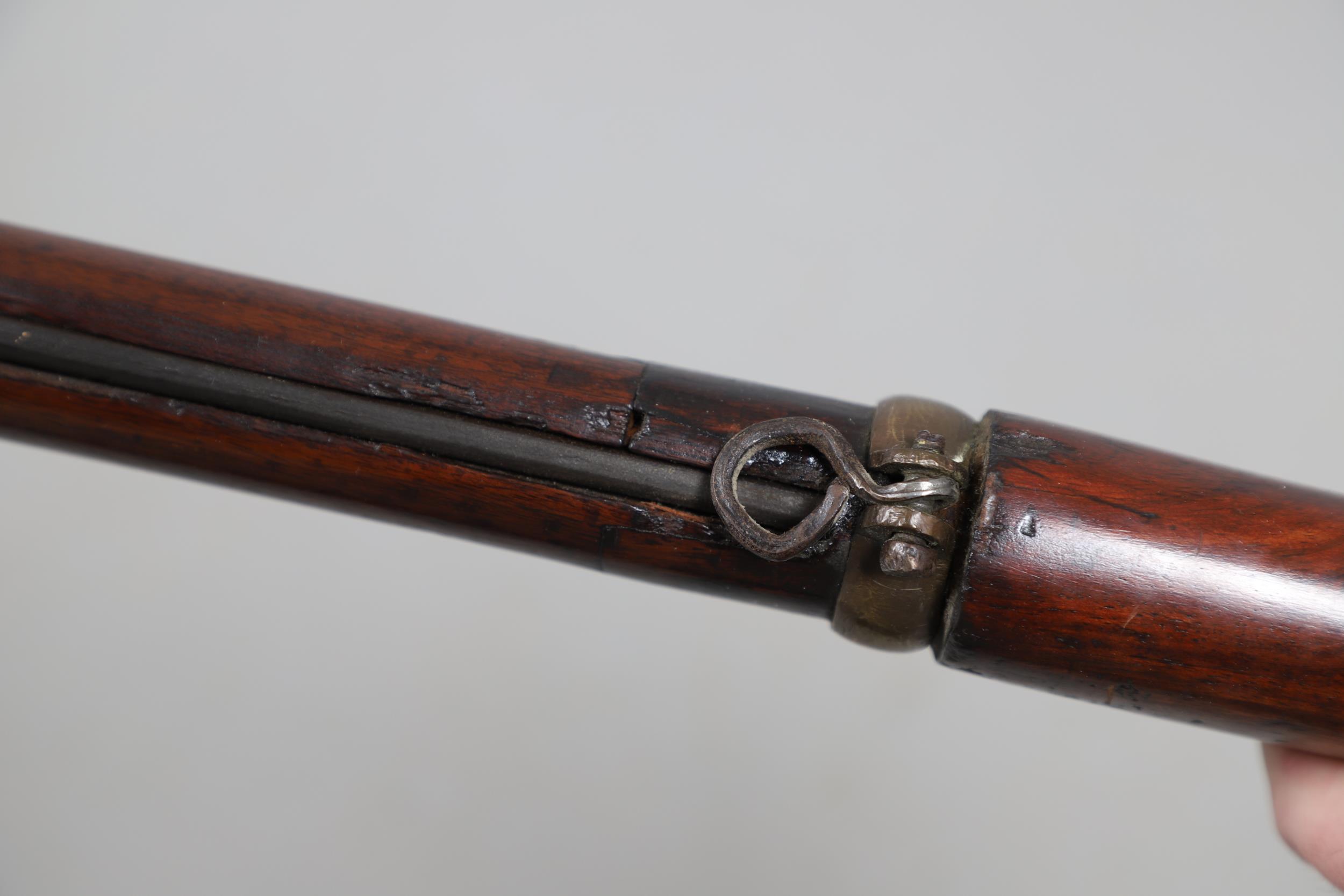 A 19TH CENTURY ENFIELD TYPE PERCUSSION FIRING RIFLE AND ANOTHER SIMILAR. - Bild 13 aus 22