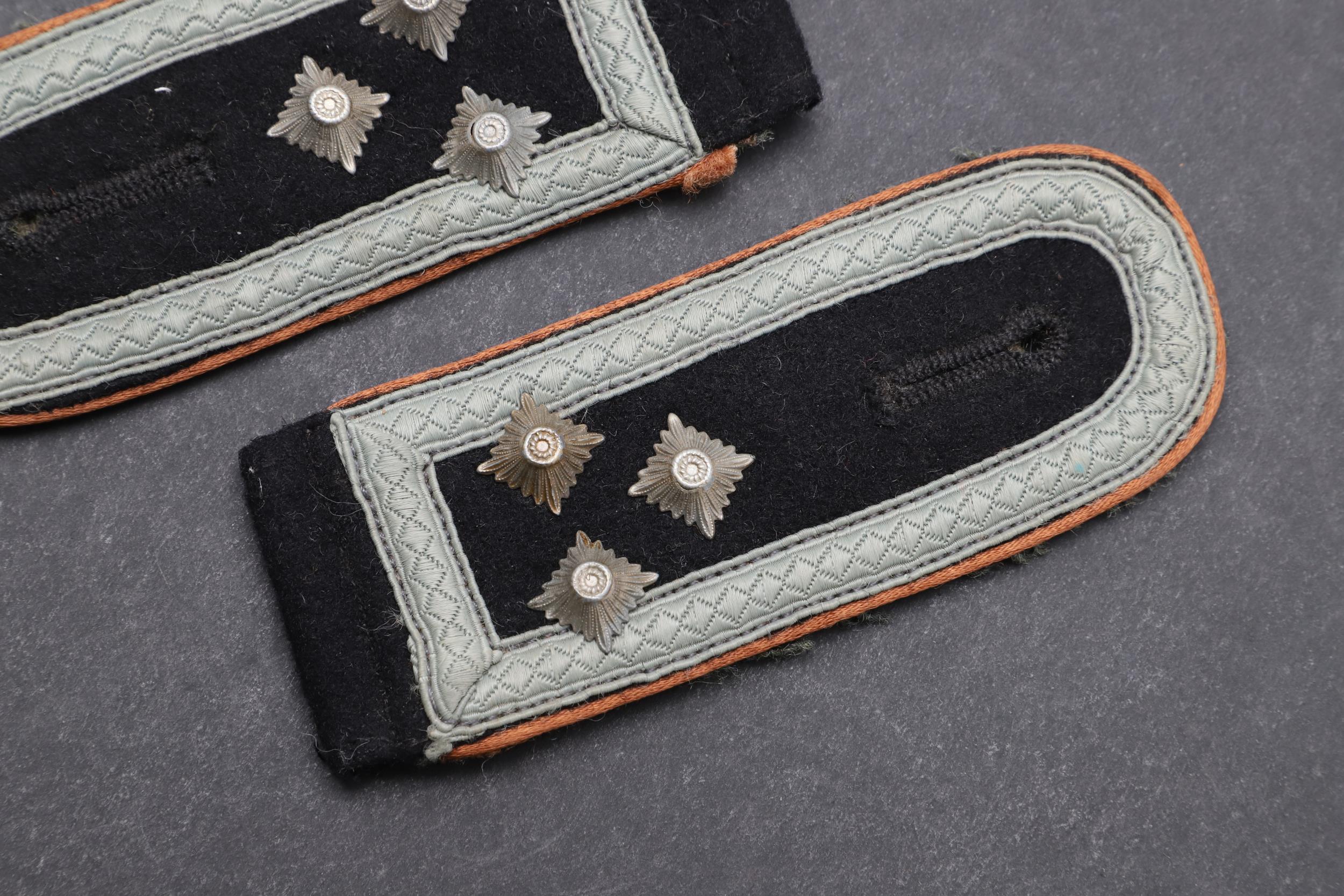 A PAIR OF SECOND WORLD WAR GERMAN WAFFEN-SS SHOULDER STRAPS. - Bild 3 aus 4