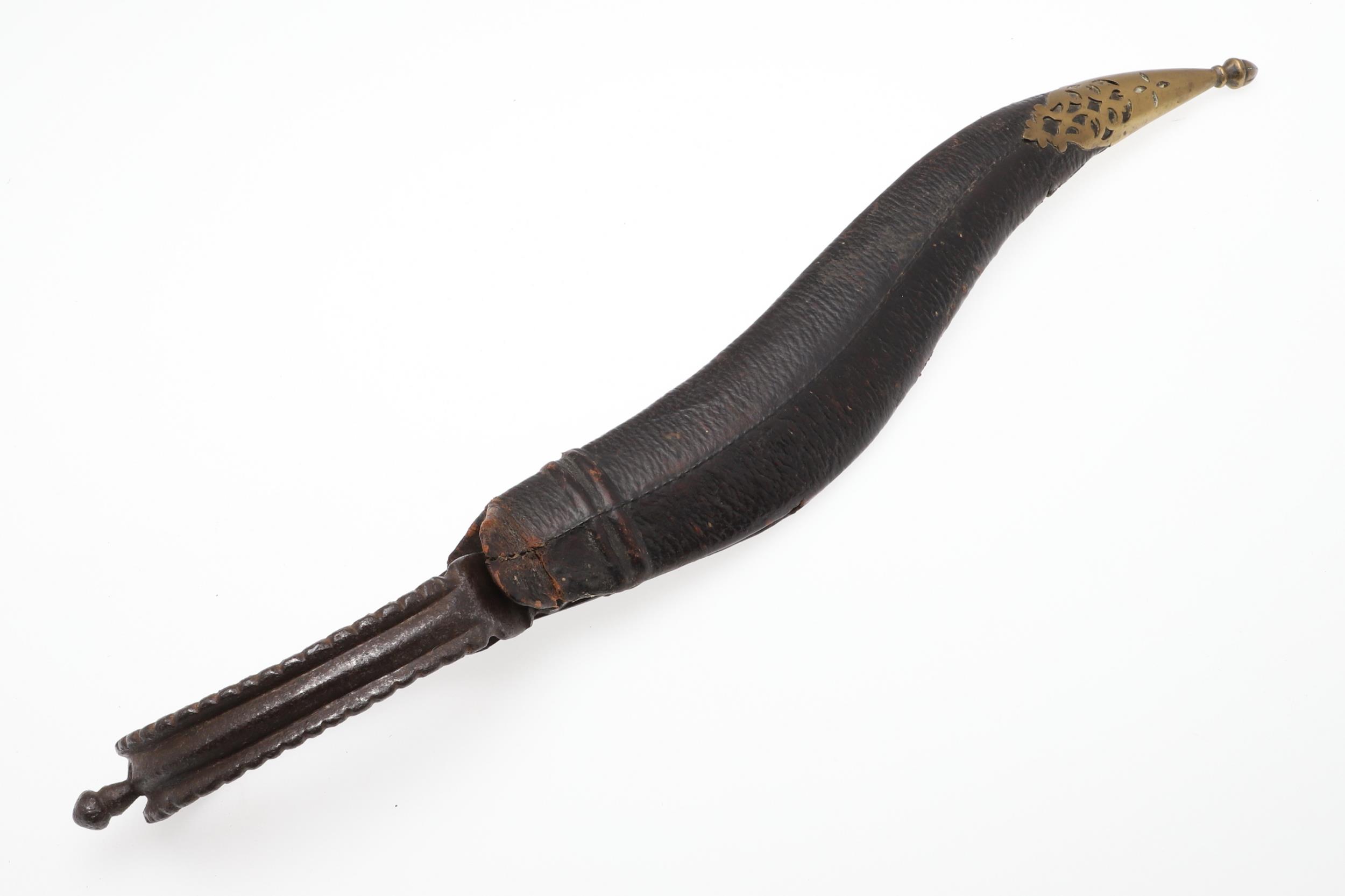 AN INDIAN BICHWA KNIFE AND SCABBARD. - Image 10 of 10
