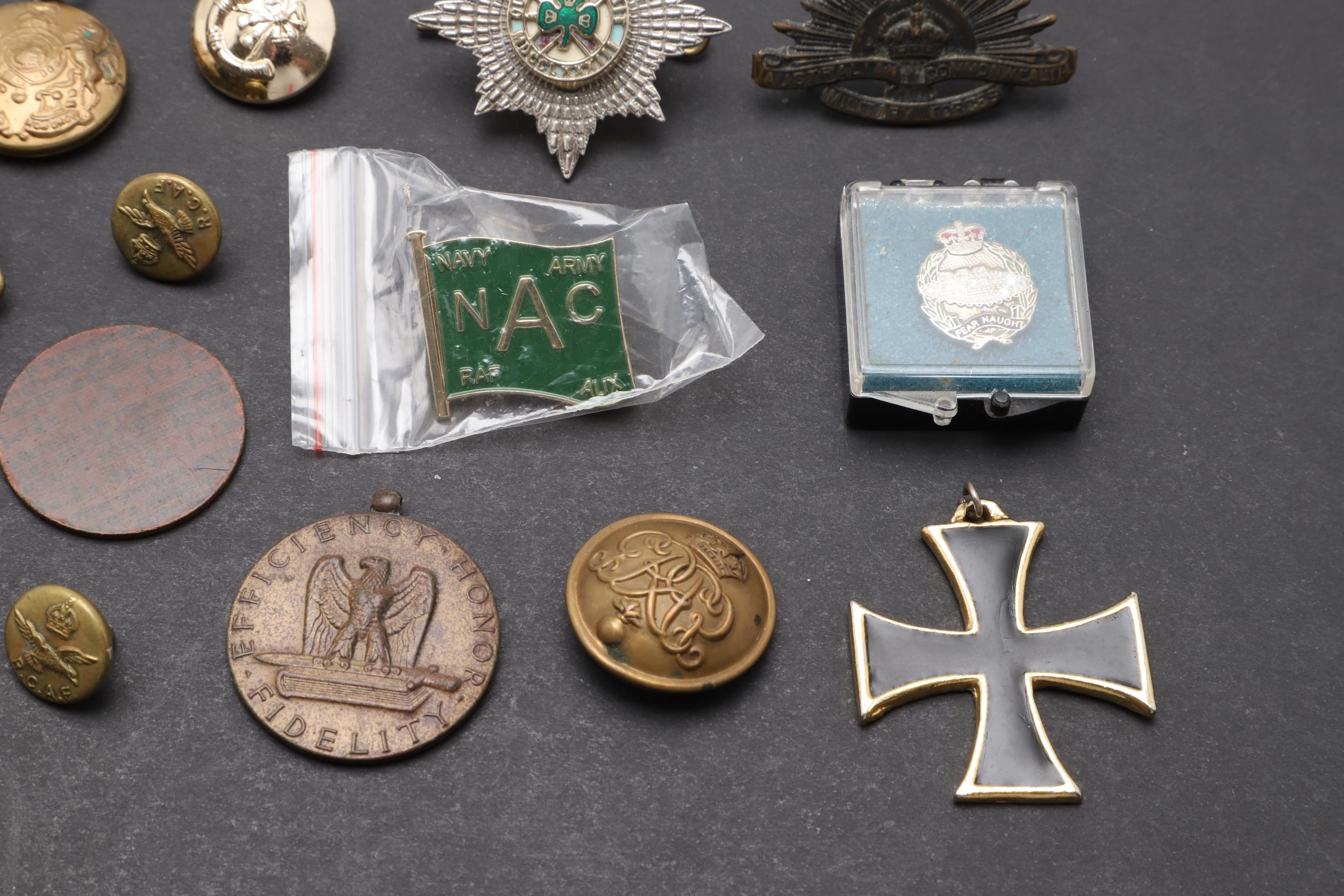 AN INTERESTING COLLECTION OF MILITARY BADGES, BUTTONS AND INSIGNIA. - Image 8 of 9