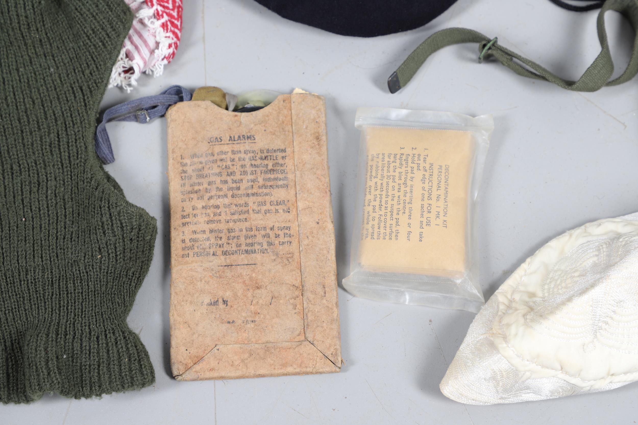 A COLLECTION OF MILITARIA TO INCLUDE BERETS, BUGLES AND OTHER ITEMS. - Bild 12 aus 24