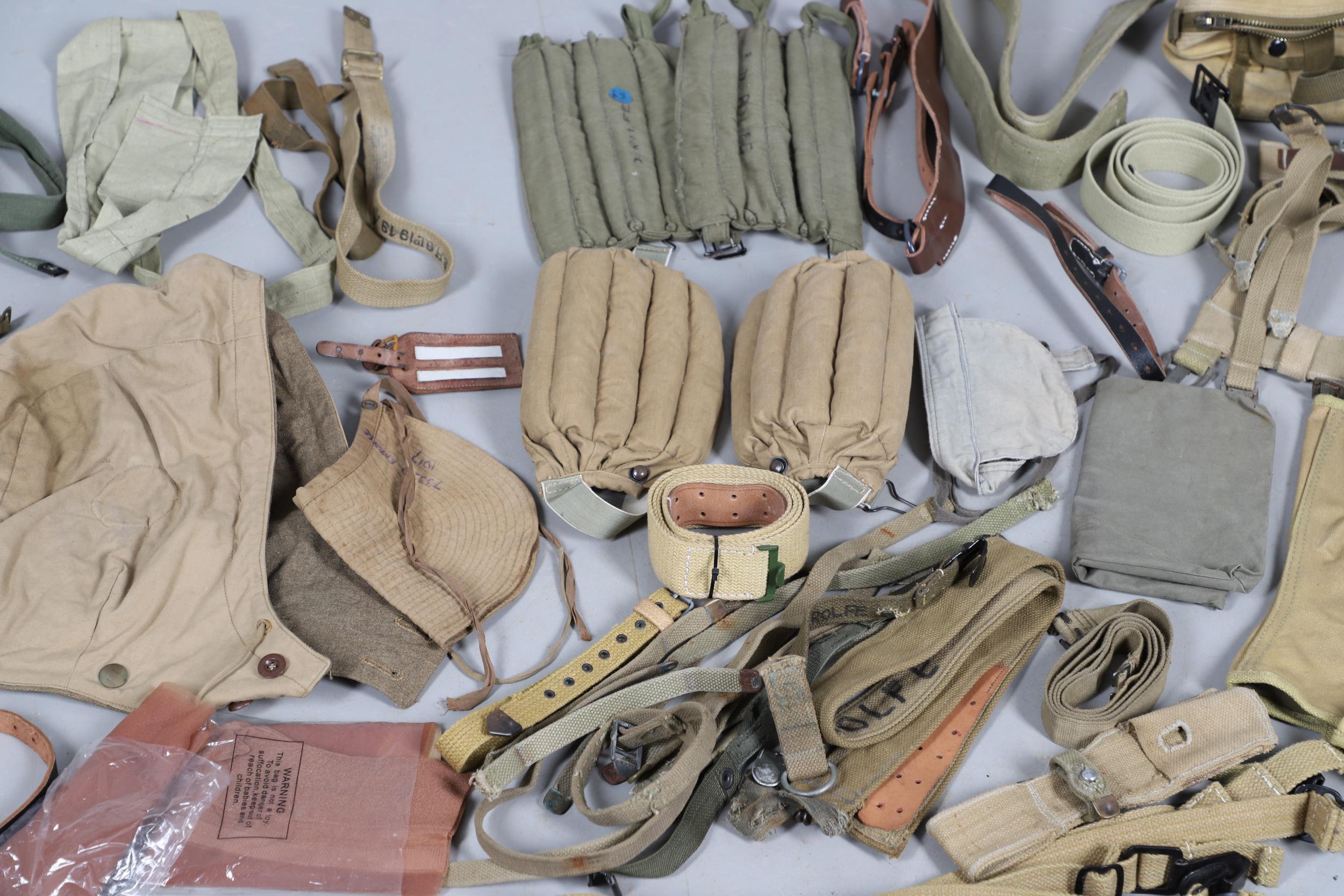 A LARGE COLLECTION OF WEBBING BELTS, KNEE PADS AND OTHER UNIFORM ITEMS, SECOND WORLD WAR AND LATER. - Bild 12 aus 28