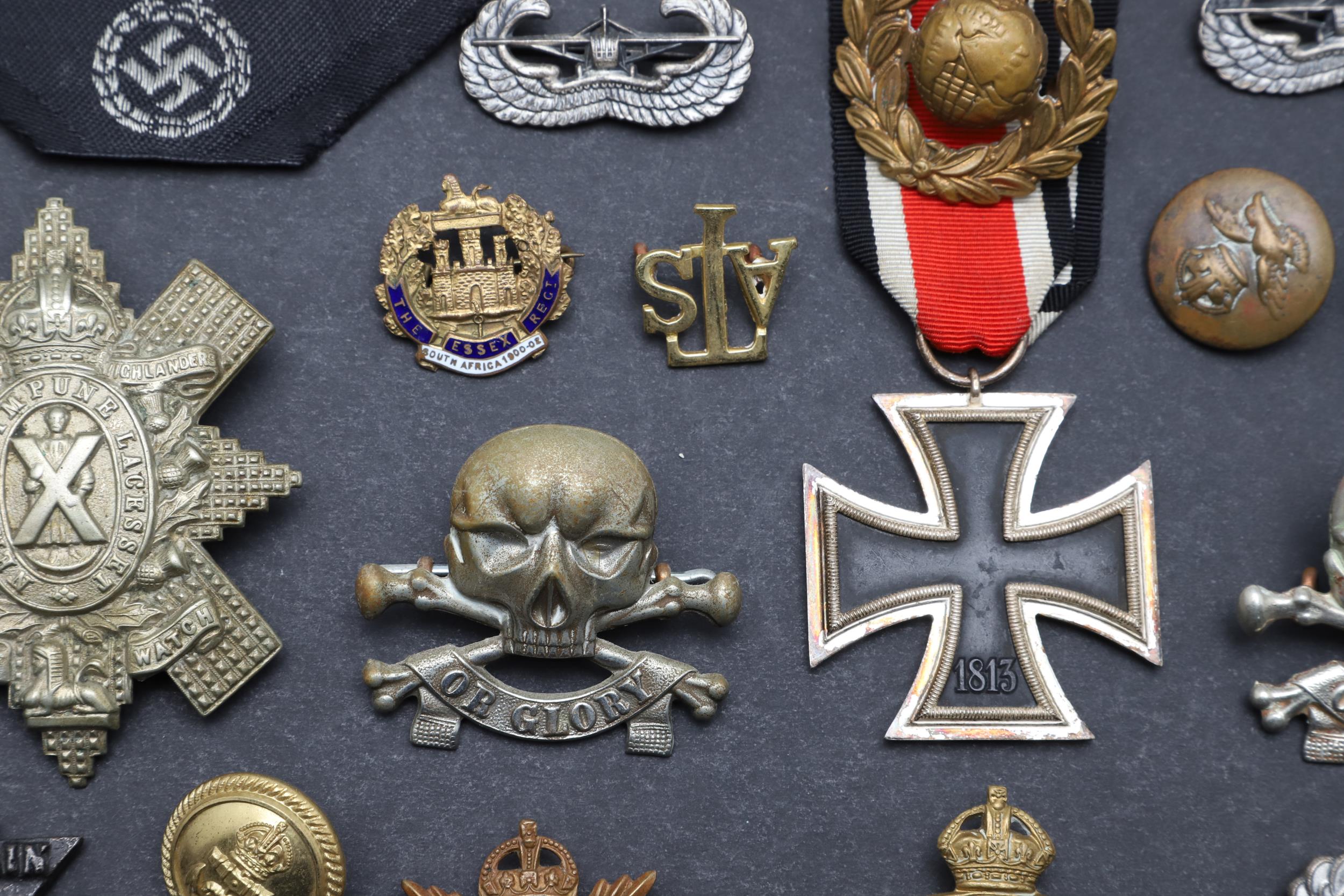 A COLLECTION OF SECOND WORLD WAR GERMAN AND BRITISH BADGES TO INCLUDE A WOUND BADGE. - Image 5 of 9