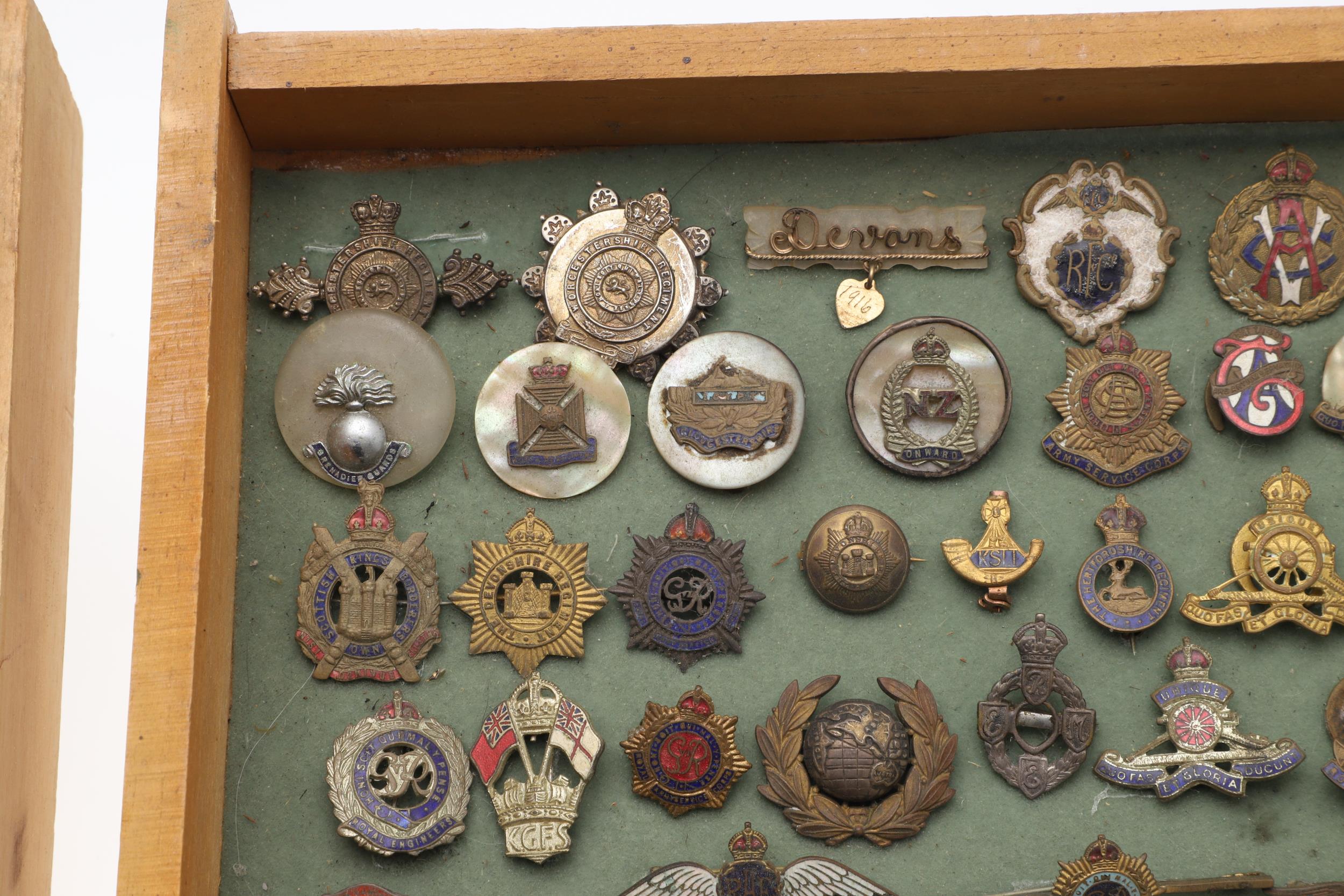 AN INTERESTING COLLECTION OF SWEETHEART AND SIMILAR ENAMEL AND OTHER BADGES. - Bild 9 aus 14