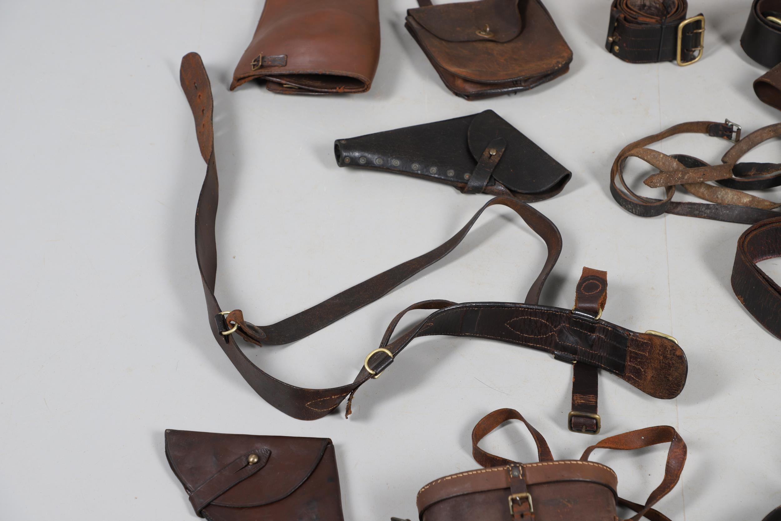 A LARGE COLLECTION OF SECOND WORLD WAR AND SIMILAR LEATHER ITEMS TO INCLUDE SAM BROWNE BELTS, GAITER - Bild 8 aus 14