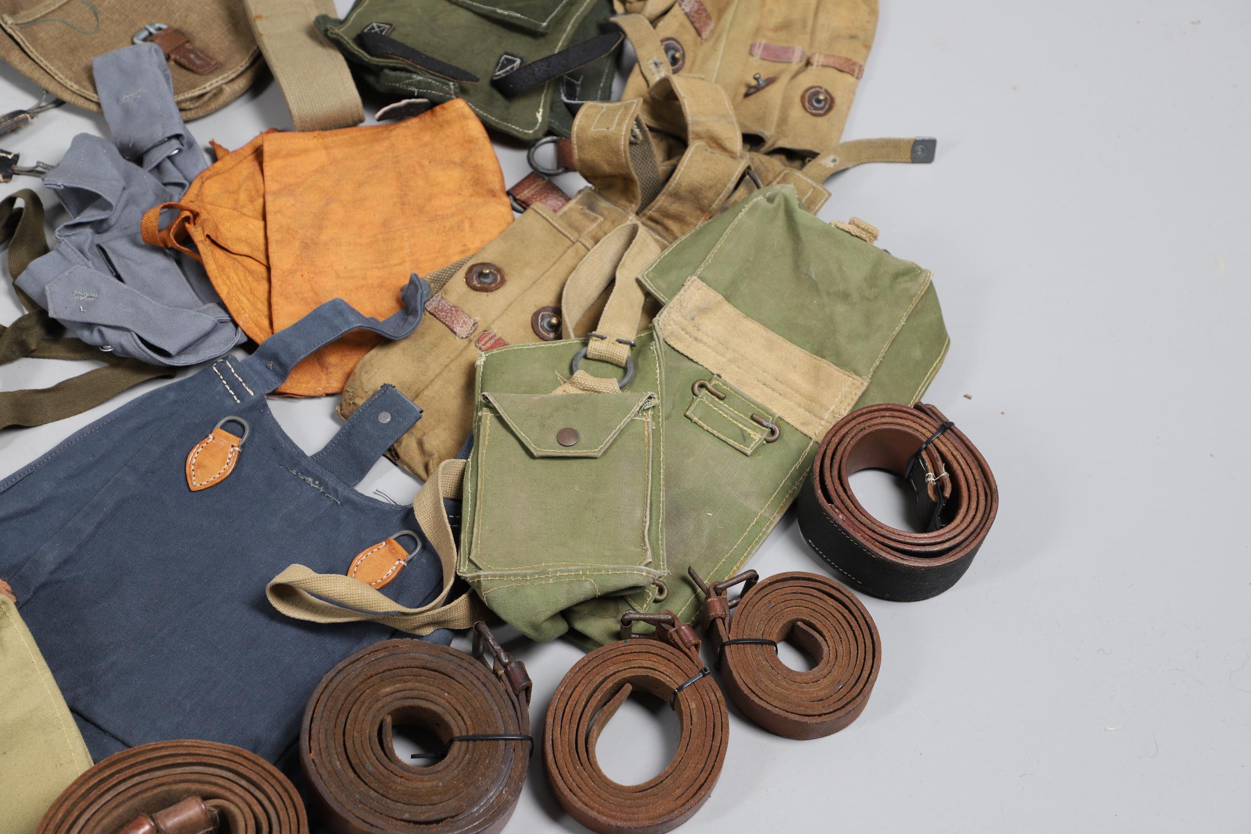 A LARGE COLLECTION OF WEBBING BELTS, KNEE PADS AND OTHER UNIFORM ITEMS, SECOND WORLD WAR AND LATER. - Bild 19 aus 28