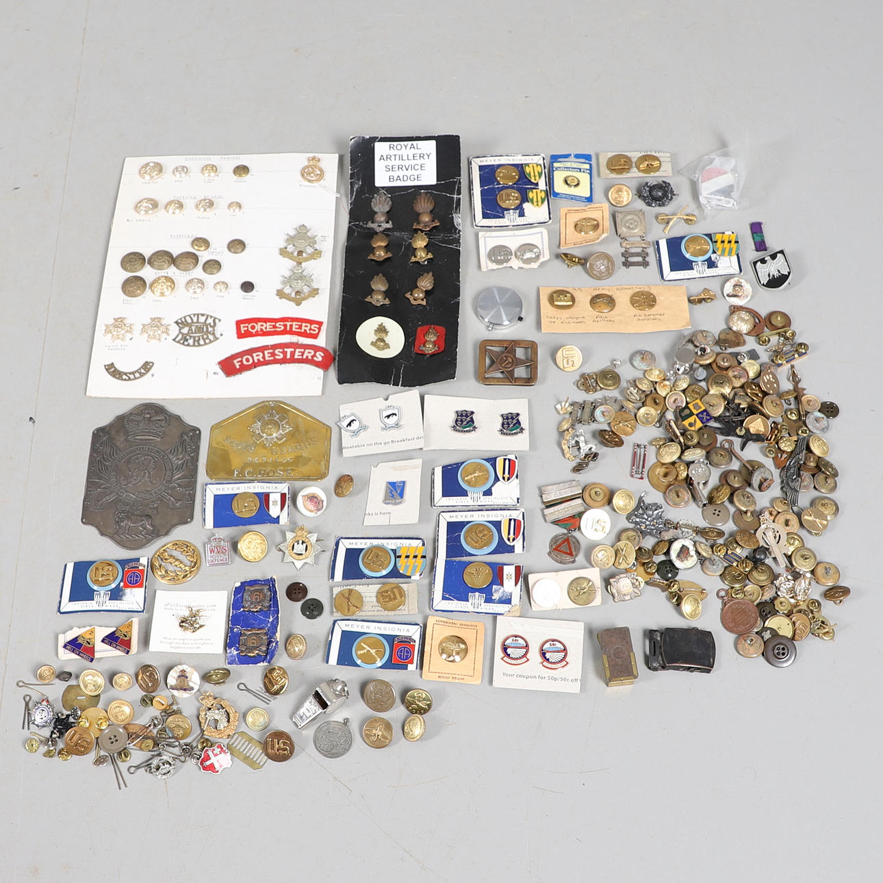 A MIXED COLLECTION OF MILITARY BADGES AND BUTTONS TO INCLUDE A FIRST WORLD WAR 'ON WAR SERVICE' BADG
