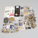 A MIXED COLLECTION OF MILITARY BADGES AND BUTTONS TO INCLUDE A FIRST WORLD WAR 'ON WAR SERVICE' BADG