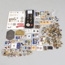 A MIXED COLLECTION OF MILITARY BADGES AND BUTTONS TO INCLUDE A FIRST WORLD WAR 'ON WAR SERVICE' BADG