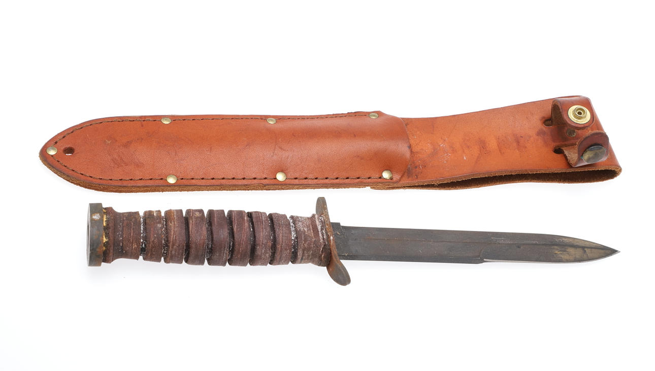 TWO SECOND WORLD 'SPIKE' BAYONETS, TWO FIGHTING KNIVES AND A LEBEL BAYONET. - Bild 5 aus 14