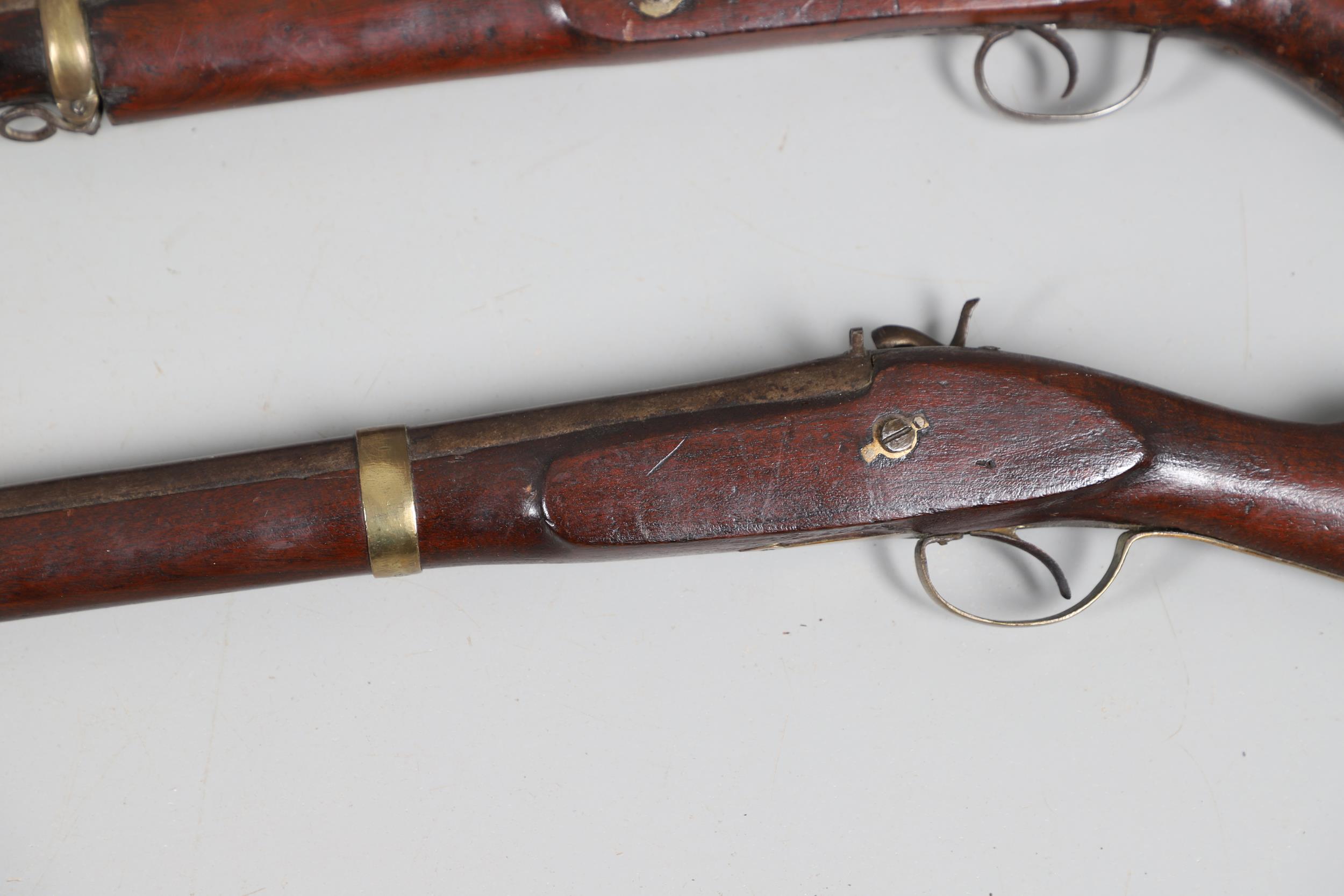 A 19TH CENTURY ENFIELD TYPE PERCUSSION FIRING RIFLE AND ANOTHER SIMILAR. - Bild 20 aus 22