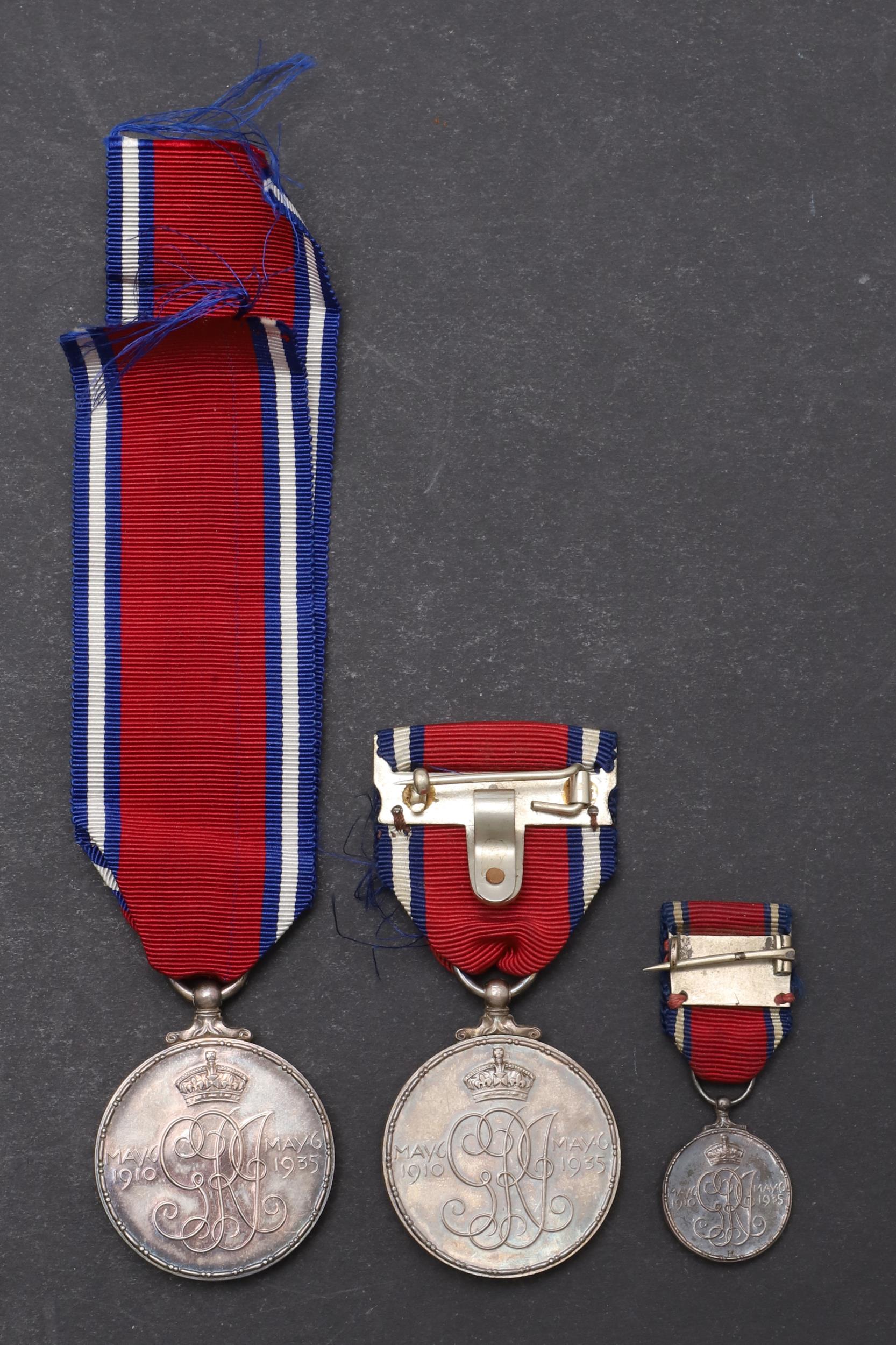 TWO GEORGE V 1935 JUBILEE MEDALS AND SIMILAR MINIATURE. - Bild 4 aus 5
