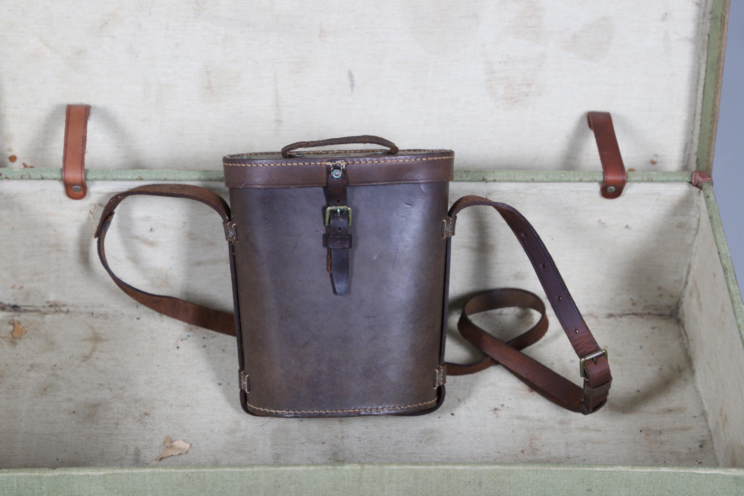 A LARGE COLLECTION OF SECOND WORLD WAR AND SIMILAR LEATHER ITEMS TO INCLUDE SAM BROWNE BELTS, GAITER - Bild 2 aus 14