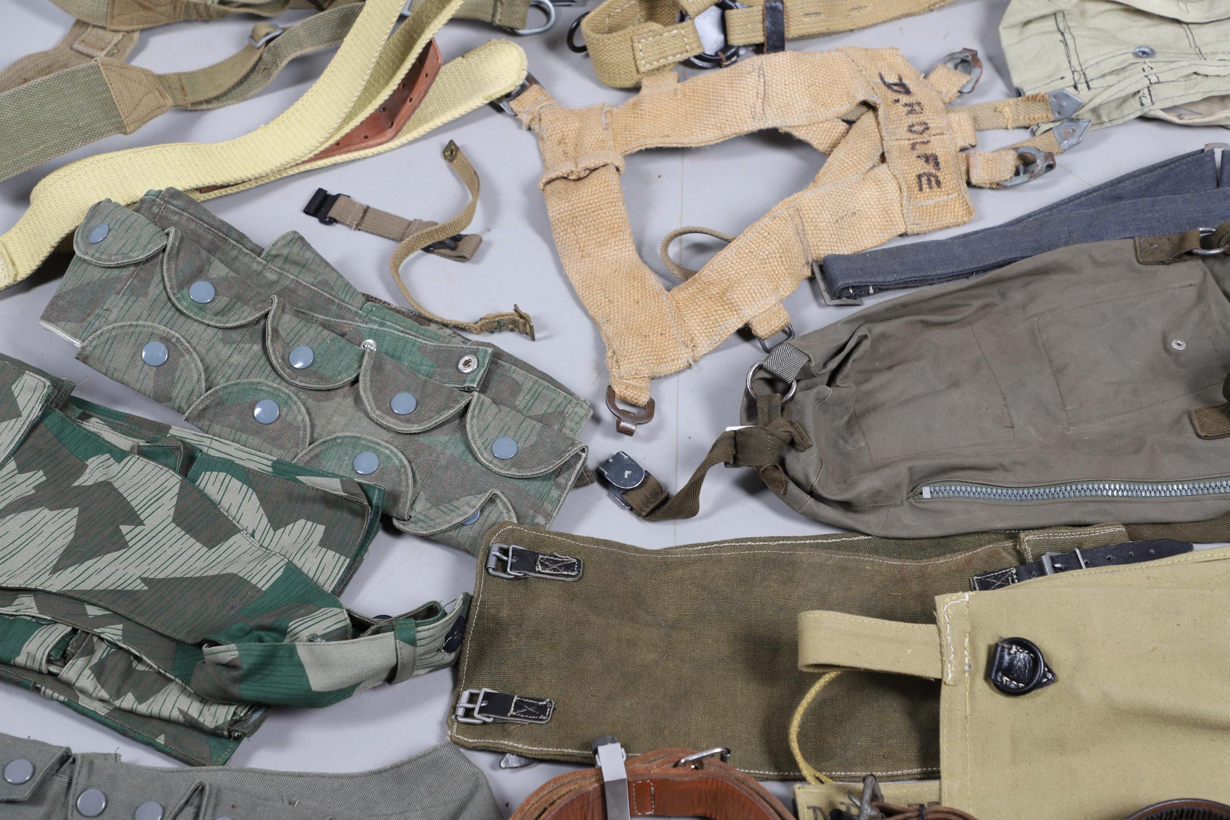 A LARGE COLLECTION OF WEBBING BELTS, KNEE PADS AND OTHER UNIFORM ITEMS, SECOND WORLD WAR AND LATER. - Bild 21 aus 28