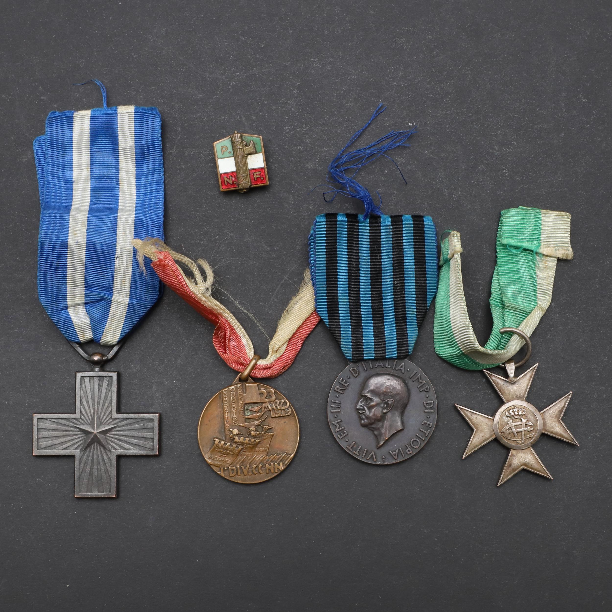 A SMALL COLLECTION OF ITALIAN SECOND WORLD WAR MEDALS AND A BADGE.