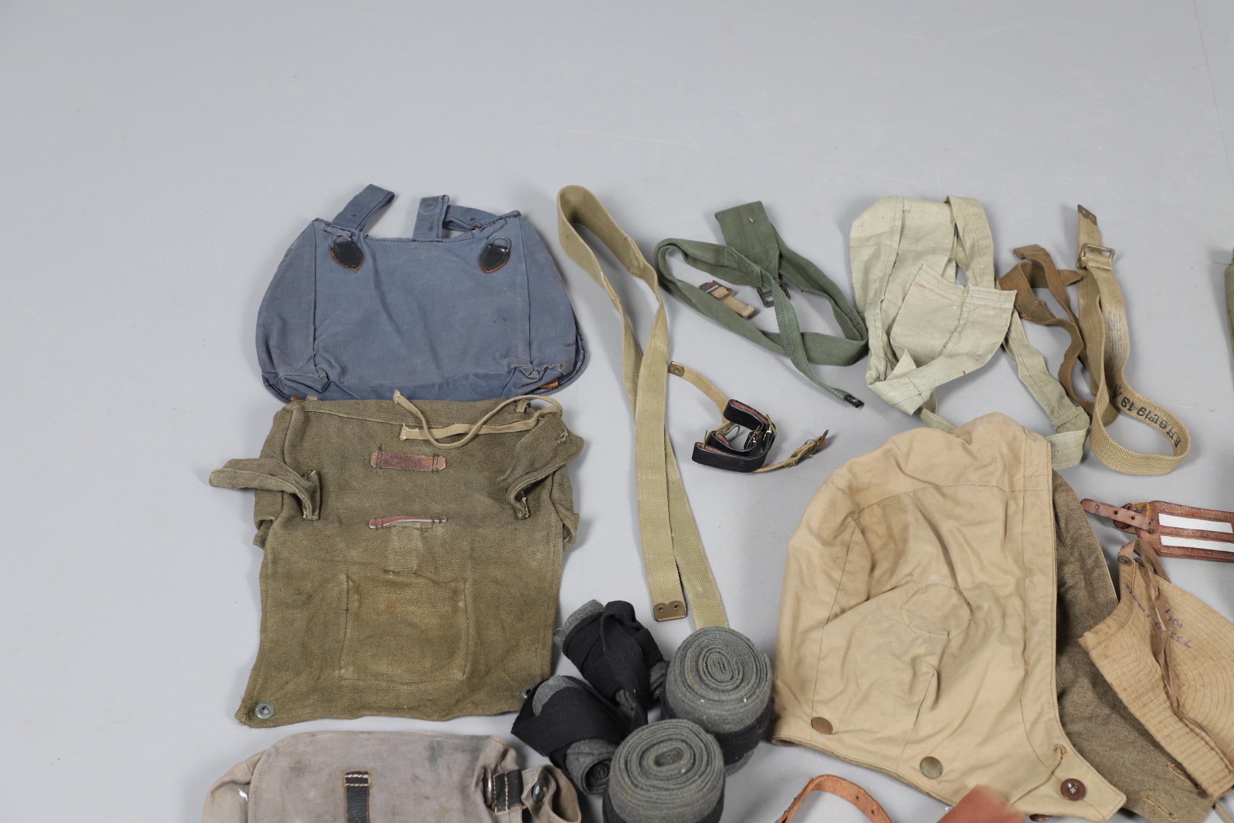 A LARGE COLLECTION OF WEBBING BELTS, KNEE PADS AND OTHER UNIFORM ITEMS, SECOND WORLD WAR AND LATER. - Bild 5 aus 28