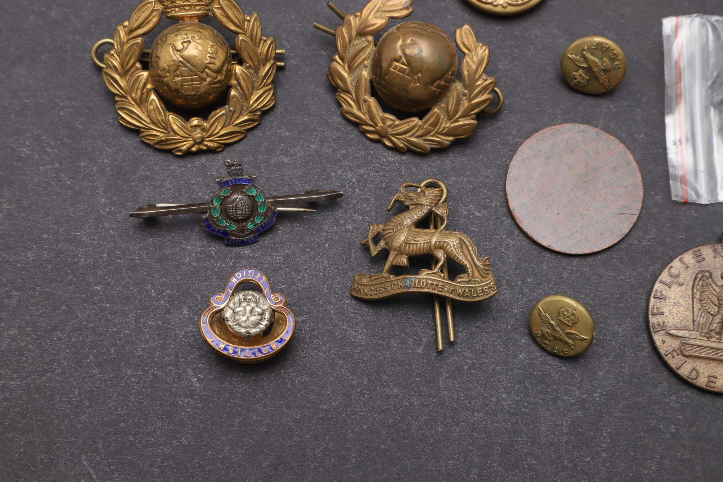 AN INTERESTING COLLECTION OF MILITARY BADGES, BUTTONS AND INSIGNIA. - Image 6 of 9