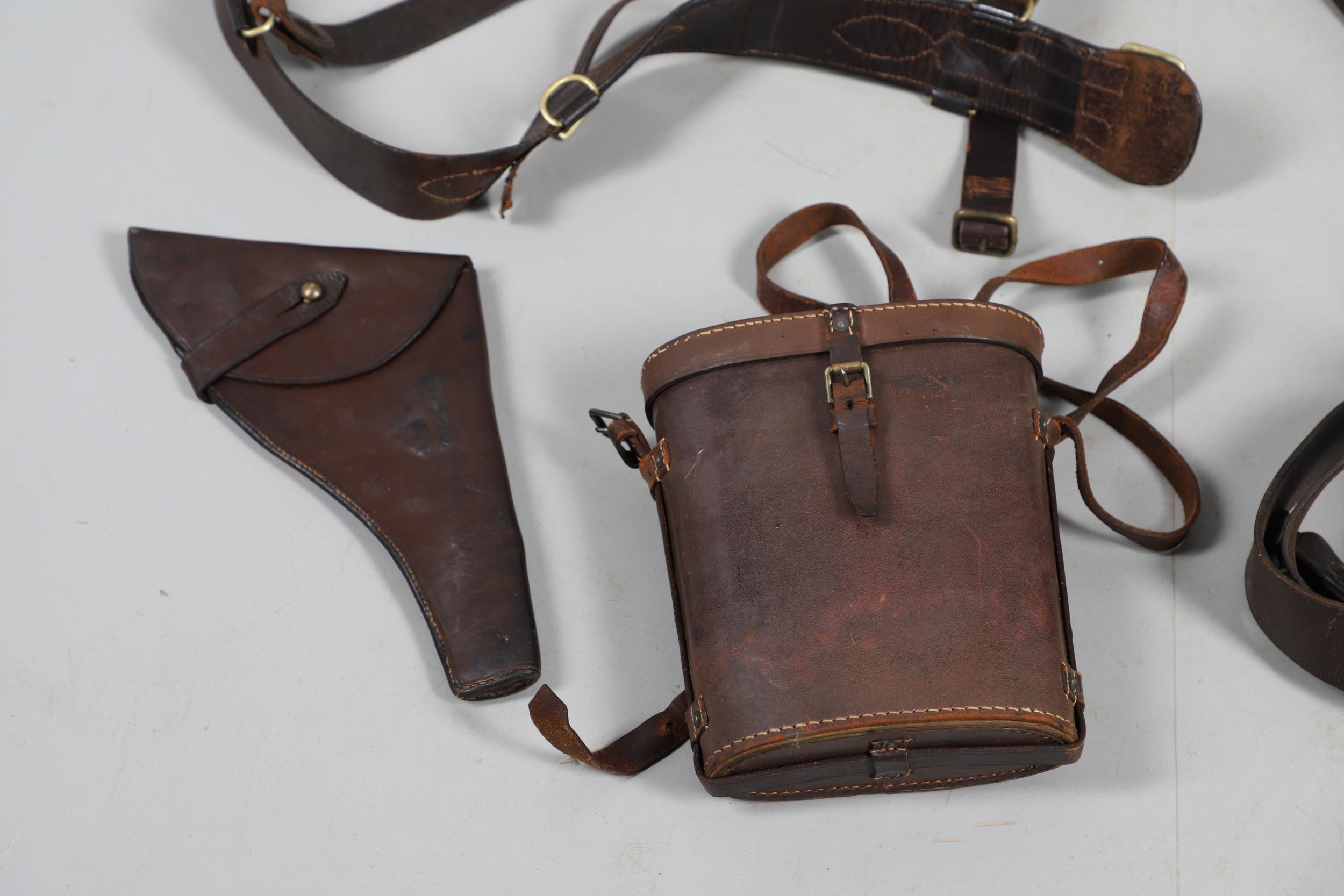 A LARGE COLLECTION OF SECOND WORLD WAR AND SIMILAR LEATHER ITEMS TO INCLUDE SAM BROWNE BELTS, GAITER - Bild 12 aus 14