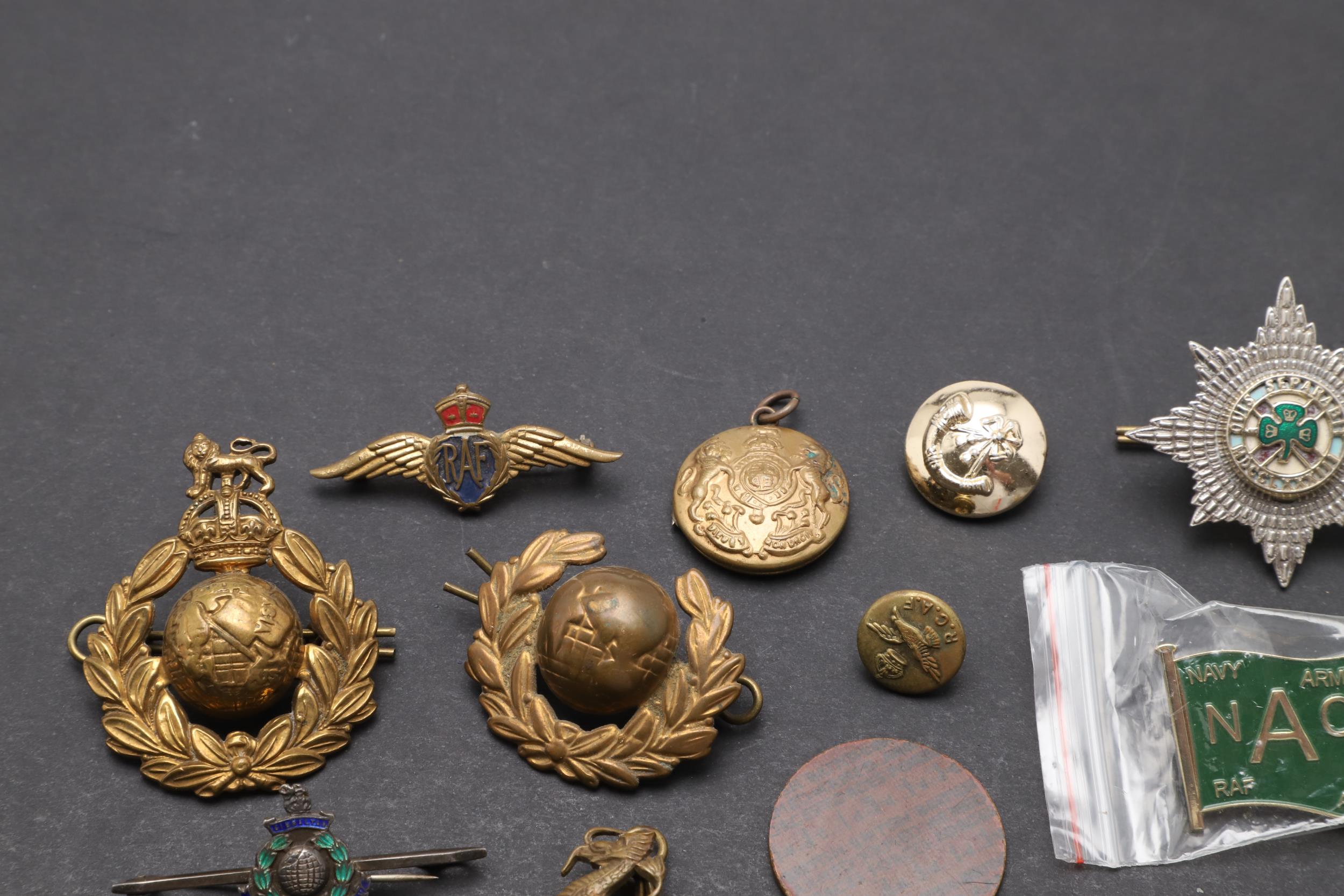 AN INTERESTING COLLECTION OF MILITARY BADGES, BUTTONS AND INSIGNIA. - Image 3 of 9