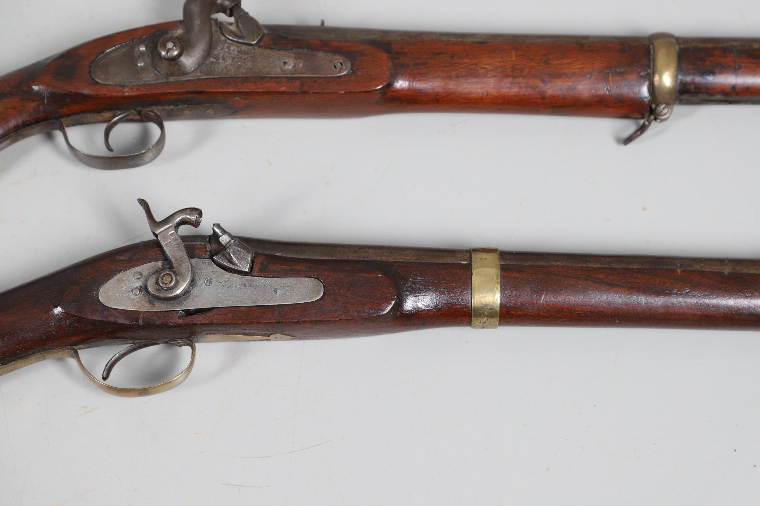 A 19TH CENTURY ENFIELD TYPE PERCUSSION FIRING RIFLE AND ANOTHER SIMILAR. - Bild 9 aus 22