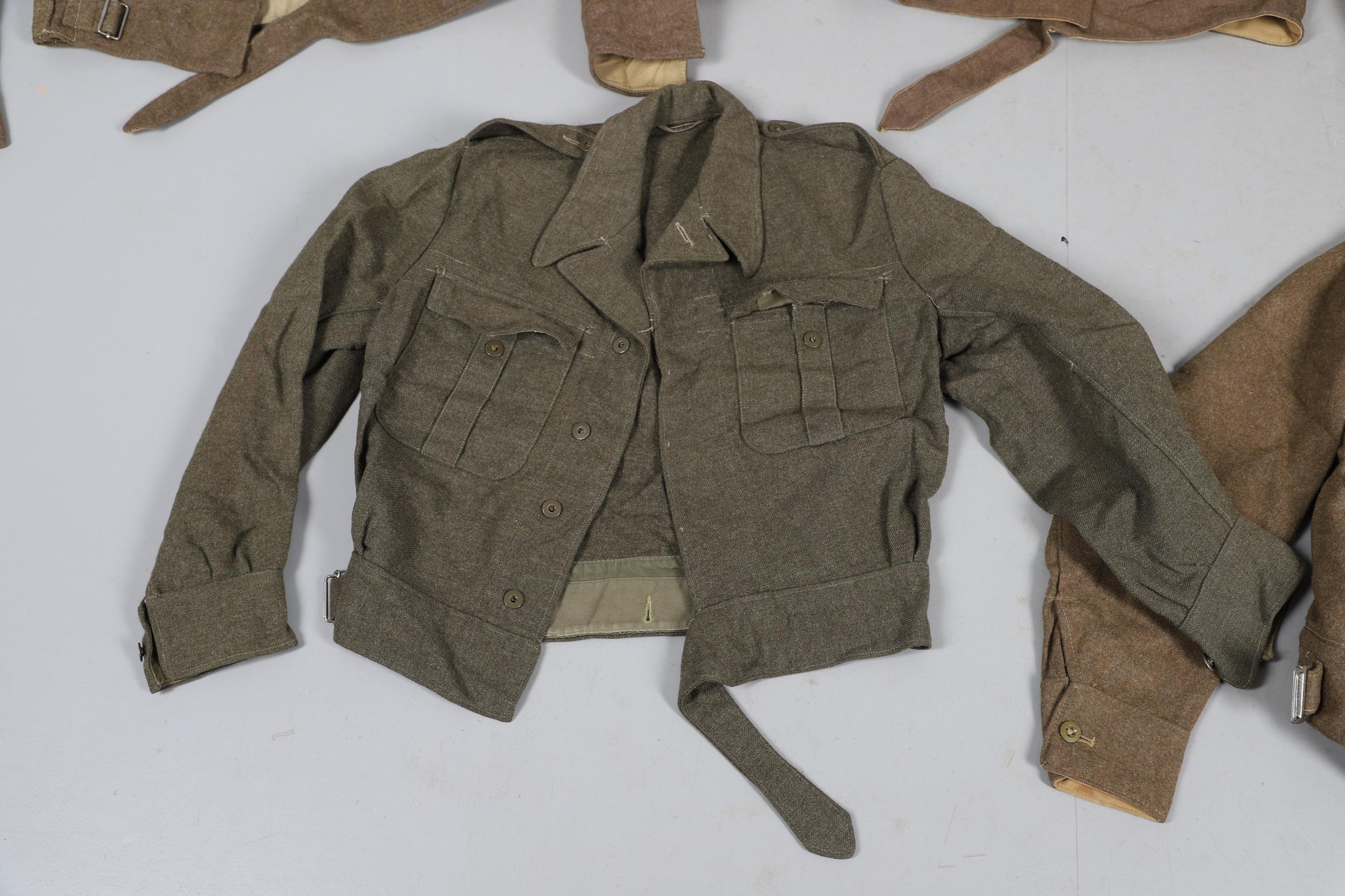 A COLLECTION OF FIVE SECOND WORLD WAR AND LATER BATTLEDRESS TUNICS. 1940 PATTERN AND SIMILAR. - Bild 2 aus 15