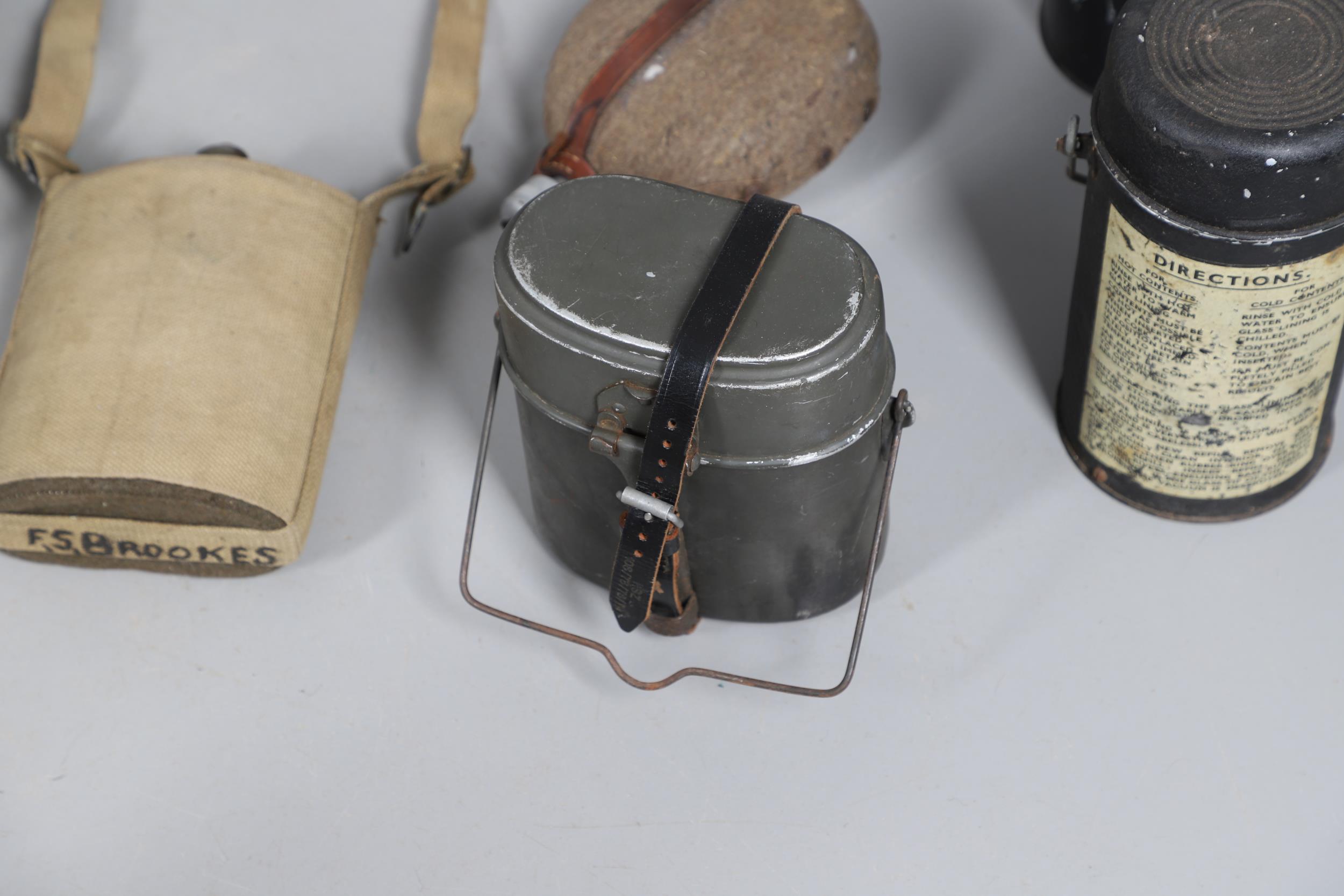 A COLLECTION OF FIRST WORLD WAR BRITISH TYPE WATER BOTTLES AND OTHER SIMILAR ITEMS. - Bild 11 aus 12