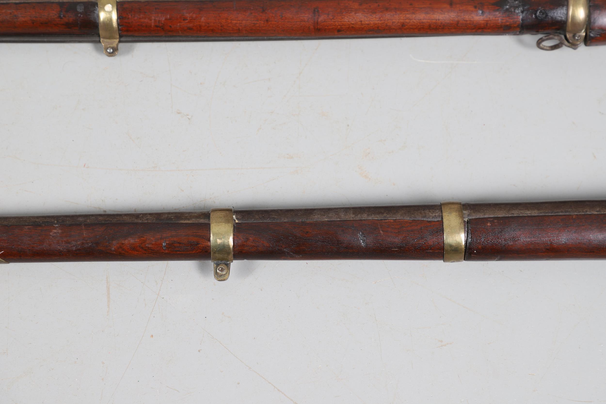 A 19TH CENTURY ENFIELD TYPE PERCUSSION FIRING RIFLE AND ANOTHER SIMILAR. - Bild 21 aus 22