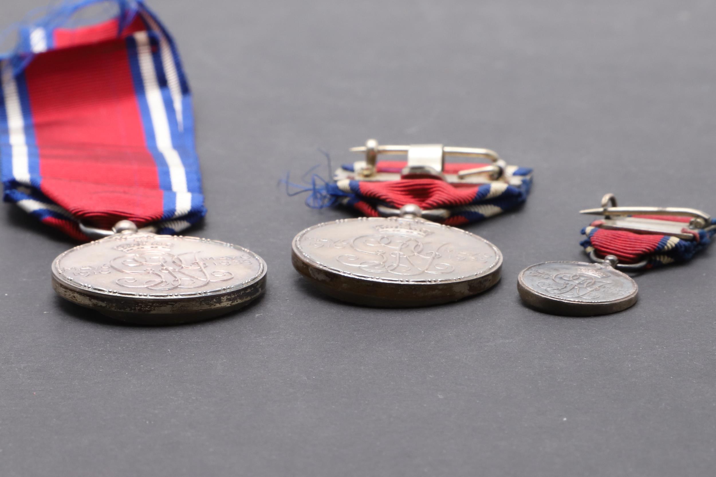 TWO GEORGE V 1935 JUBILEE MEDALS AND SIMILAR MINIATURE. - Bild 5 aus 5