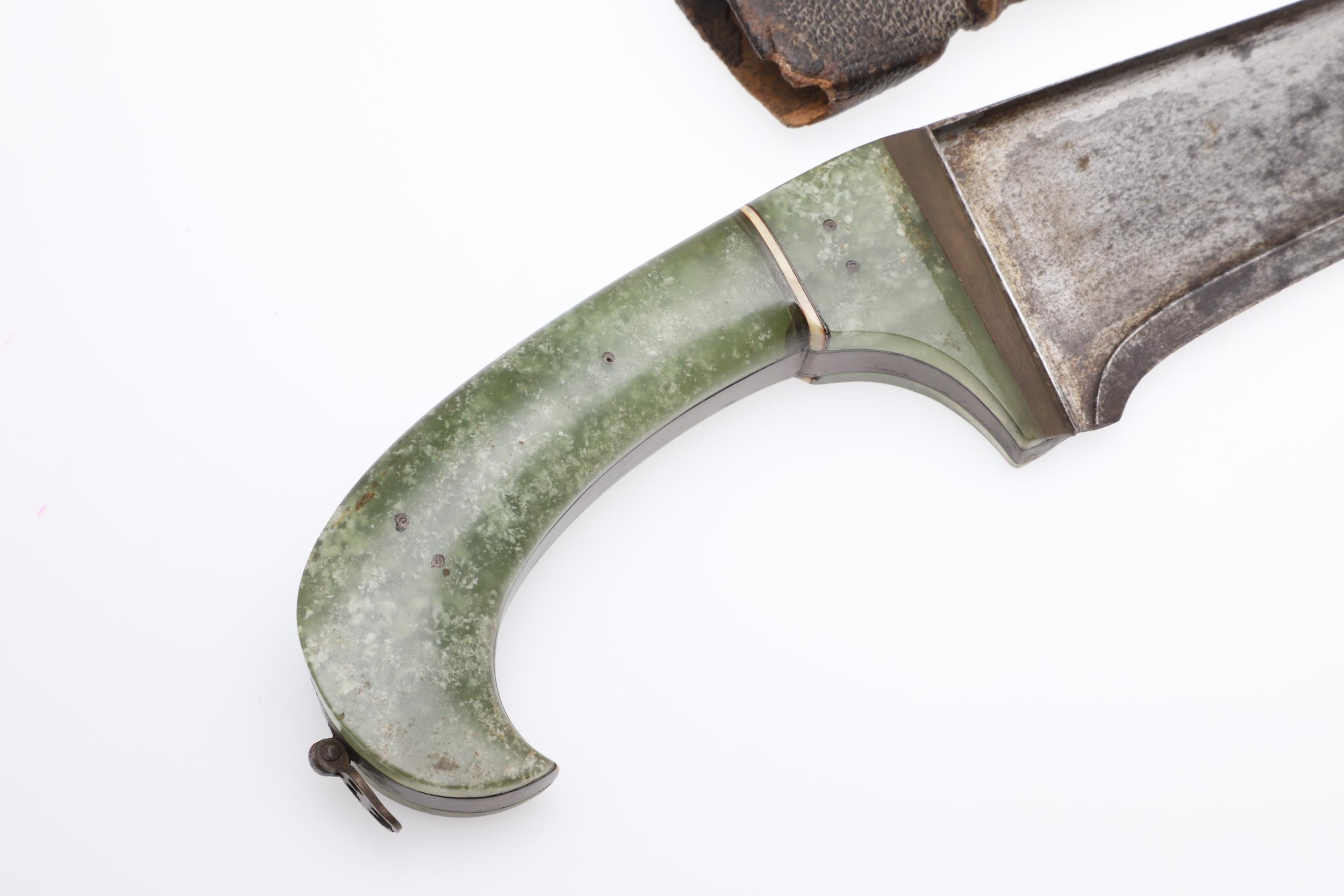 A FINE NORTH INDIAN 19TH CENTURY JADE HANDLED PESH KABZ KNIFE AND SCABBARD. - Image 4 of 11