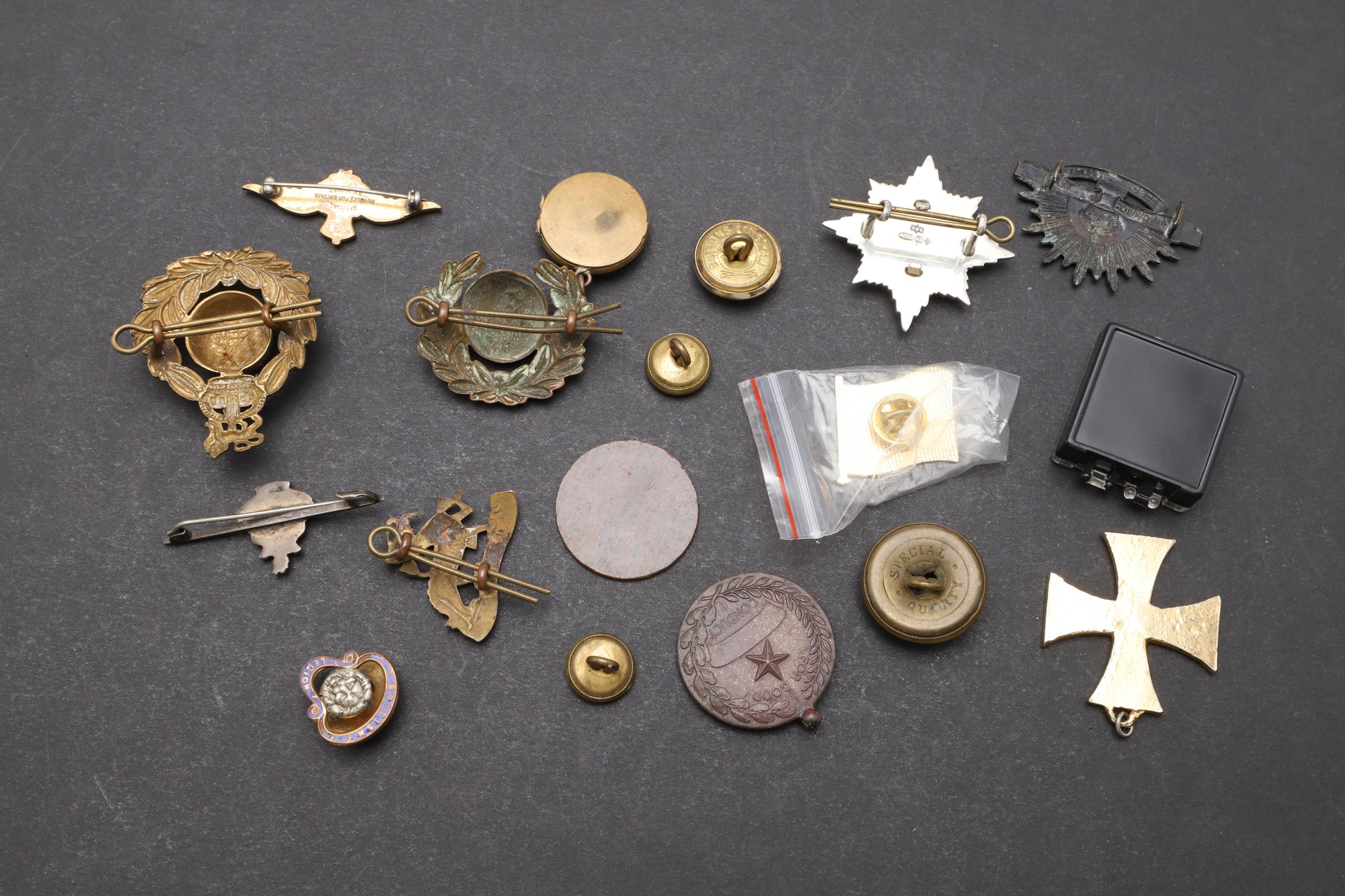 AN INTERESTING COLLECTION OF MILITARY BADGES, BUTTONS AND INSIGNIA. - Image 9 of 9